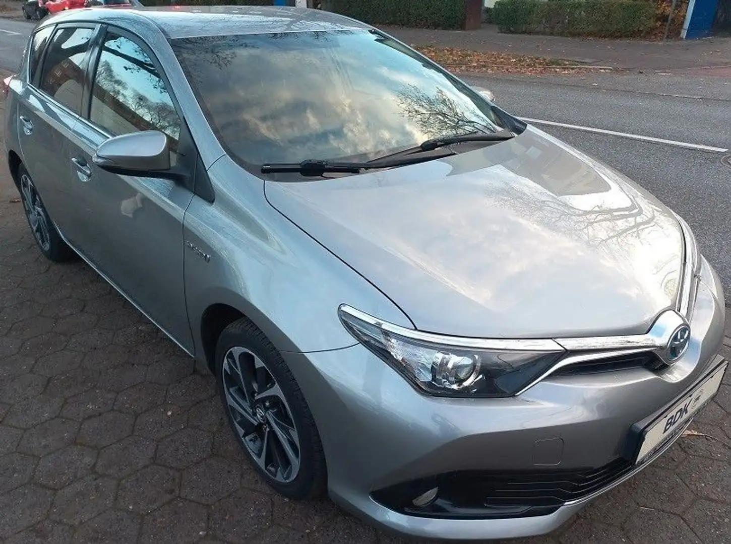 Toyota Auris Hybrid 1,8i Aut.Klima SHZ Navi R-Kamera BC Grijs - 1