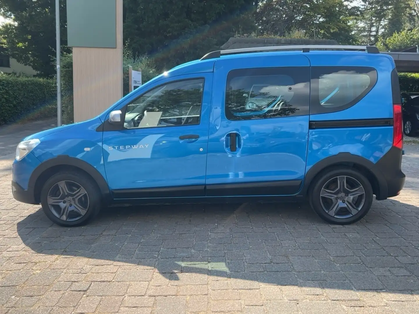 Dacia Dokker TCe 115 Stepway Celebration Bleu - 2