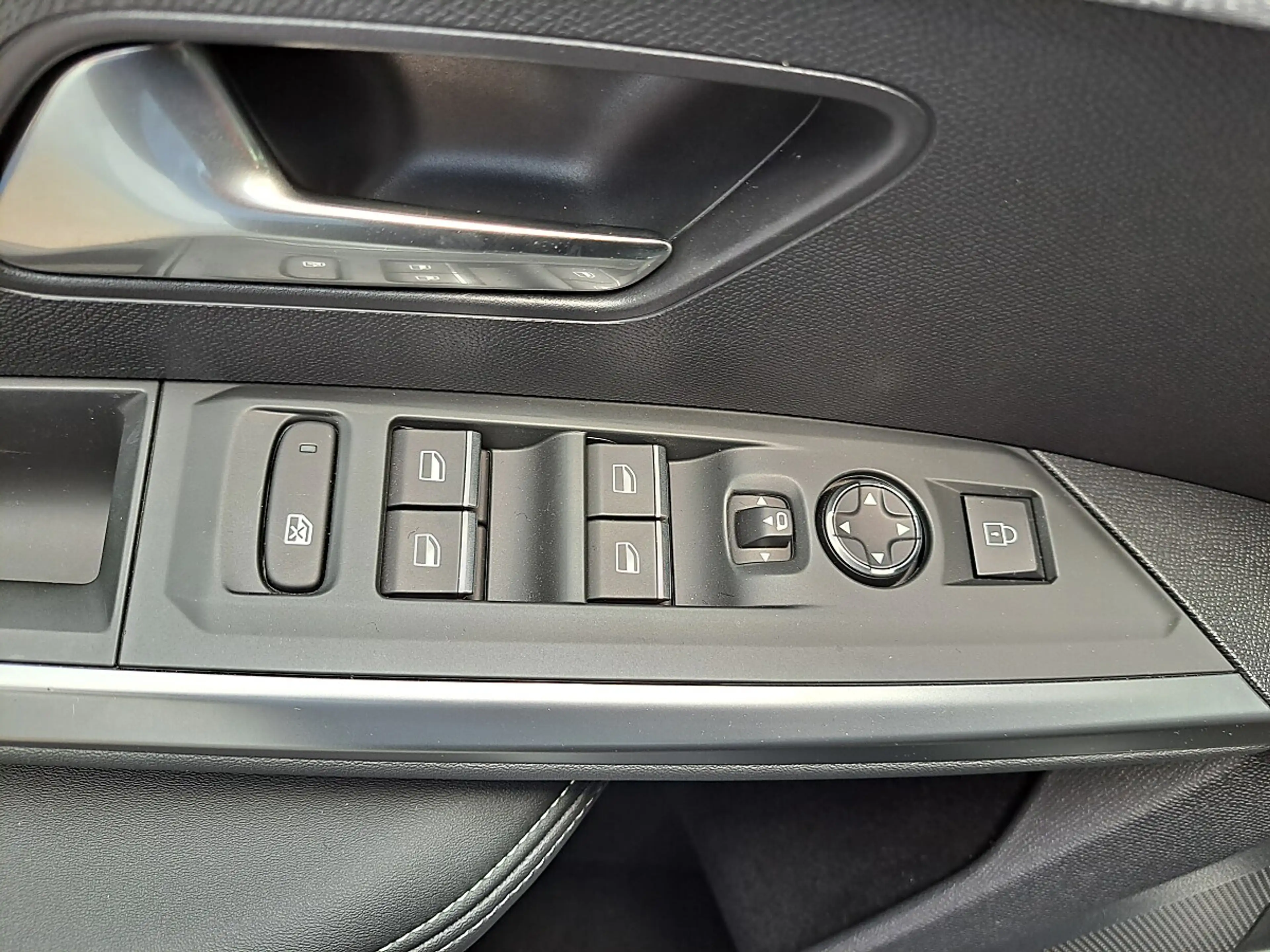 Peugeot 5008 Elektromotor 210 GT — photo 11