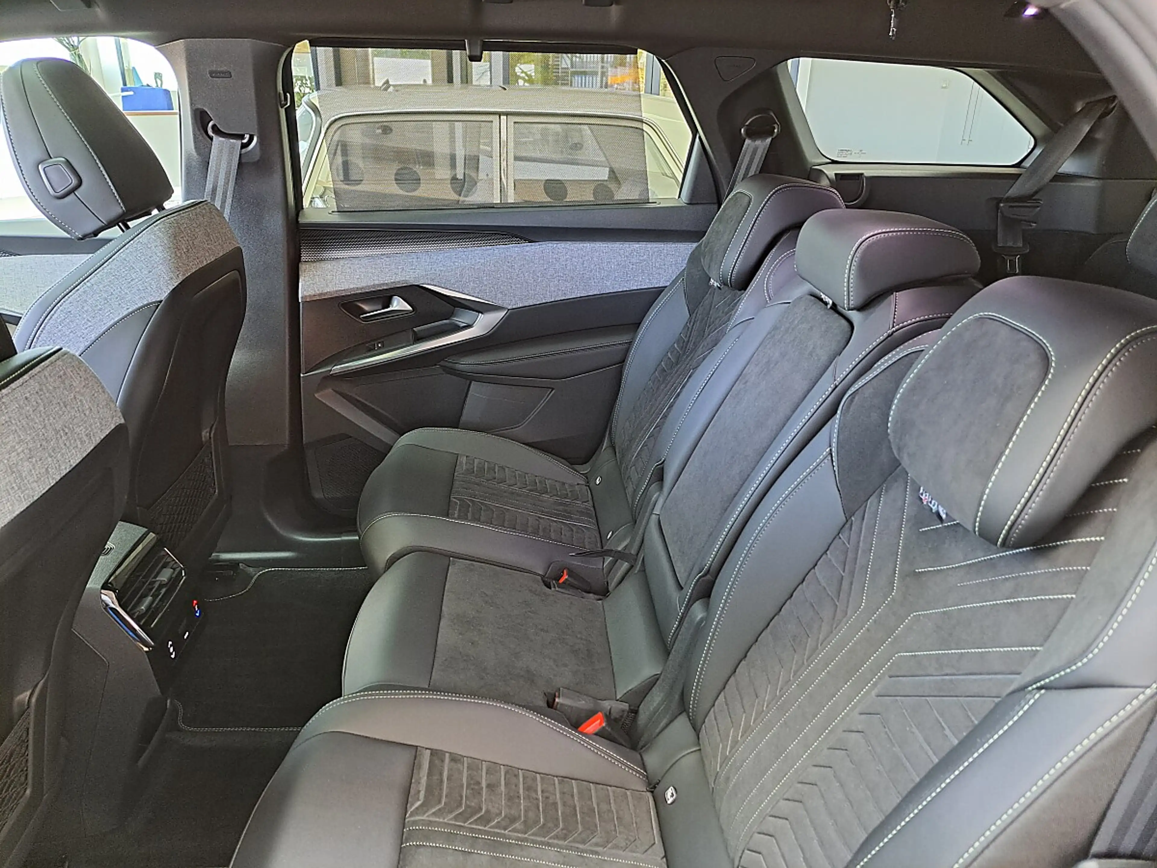 Peugeot 5008 Elektromotor 210 GT — photo 13
