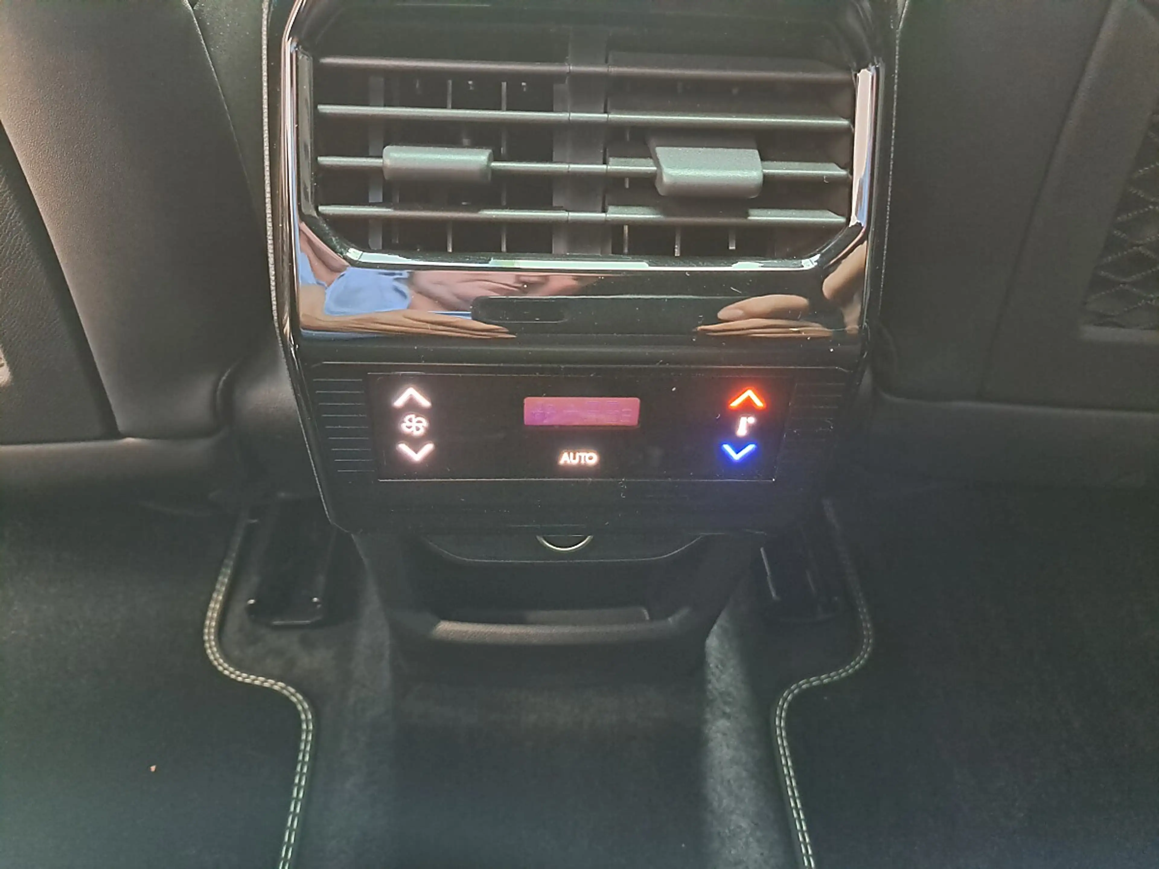 Peugeot 5008 Elektromotor 210 GT — photo 15