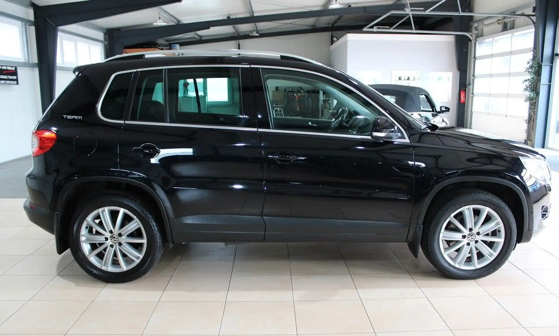 Volkswagen Tiguan Team BMT 1,4 TSI*Tüv NEU*1.HAND*SHZ*AHK* Schwarz - 2