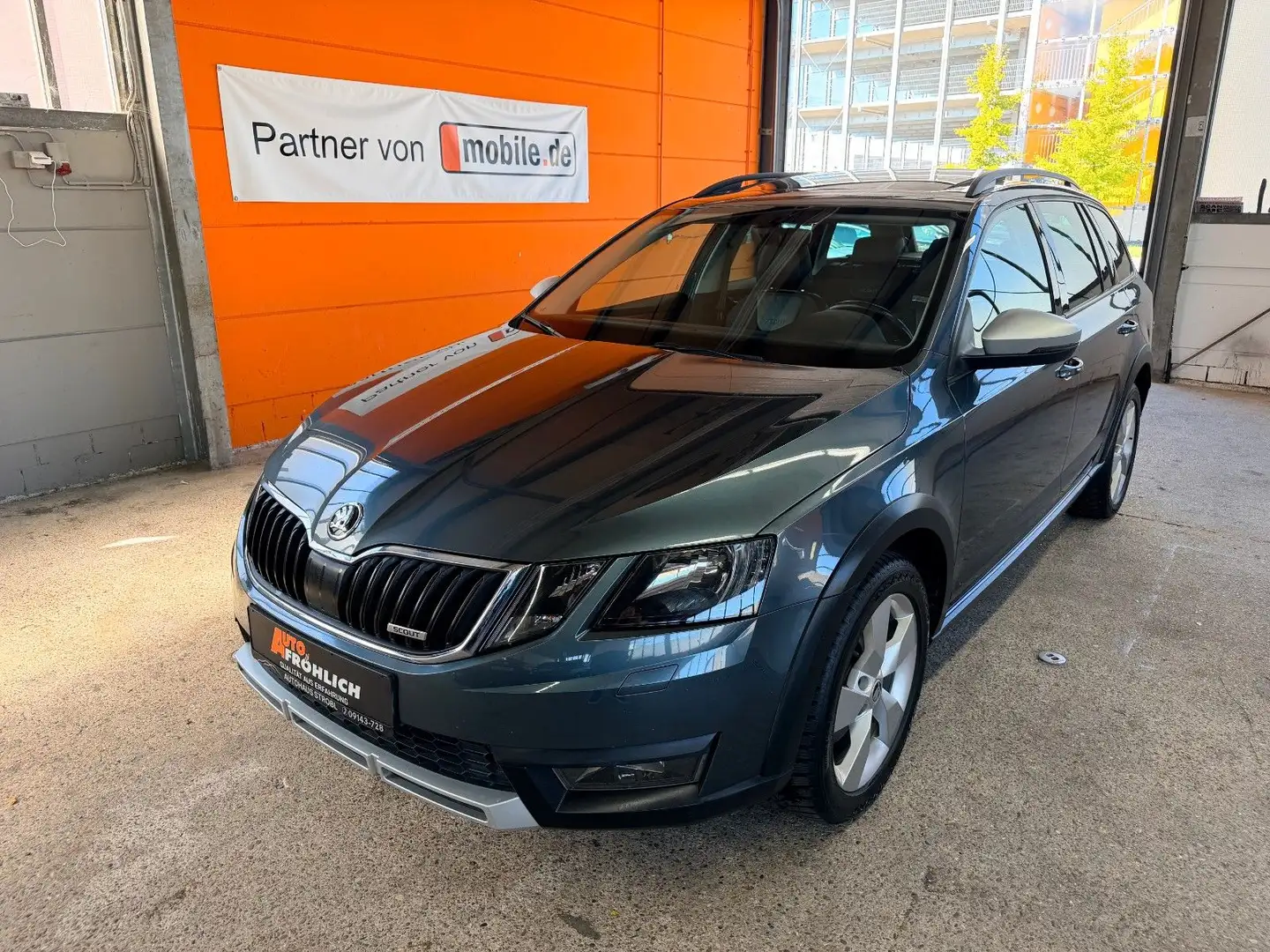 Skoda Octavia Combi Scout 4x4 DSG Pano Leder/Alcantara Grau - 1