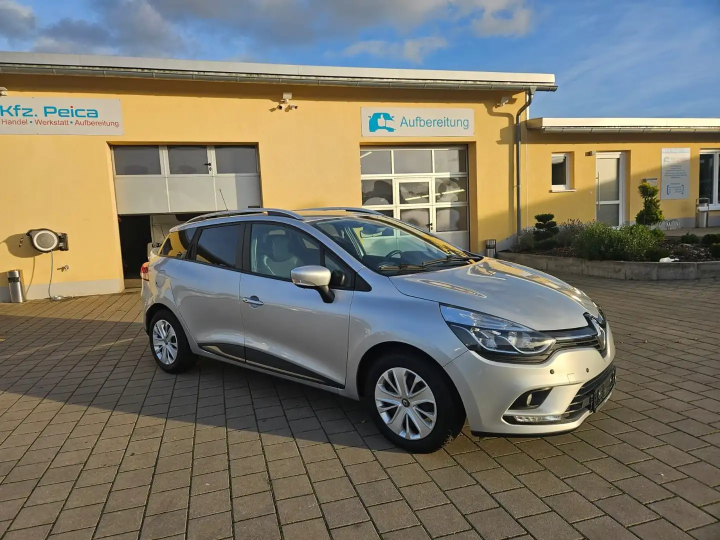 Renault Clio IV Grandtour 1,5 dci90*Navi*PDC*Android Silber - 1