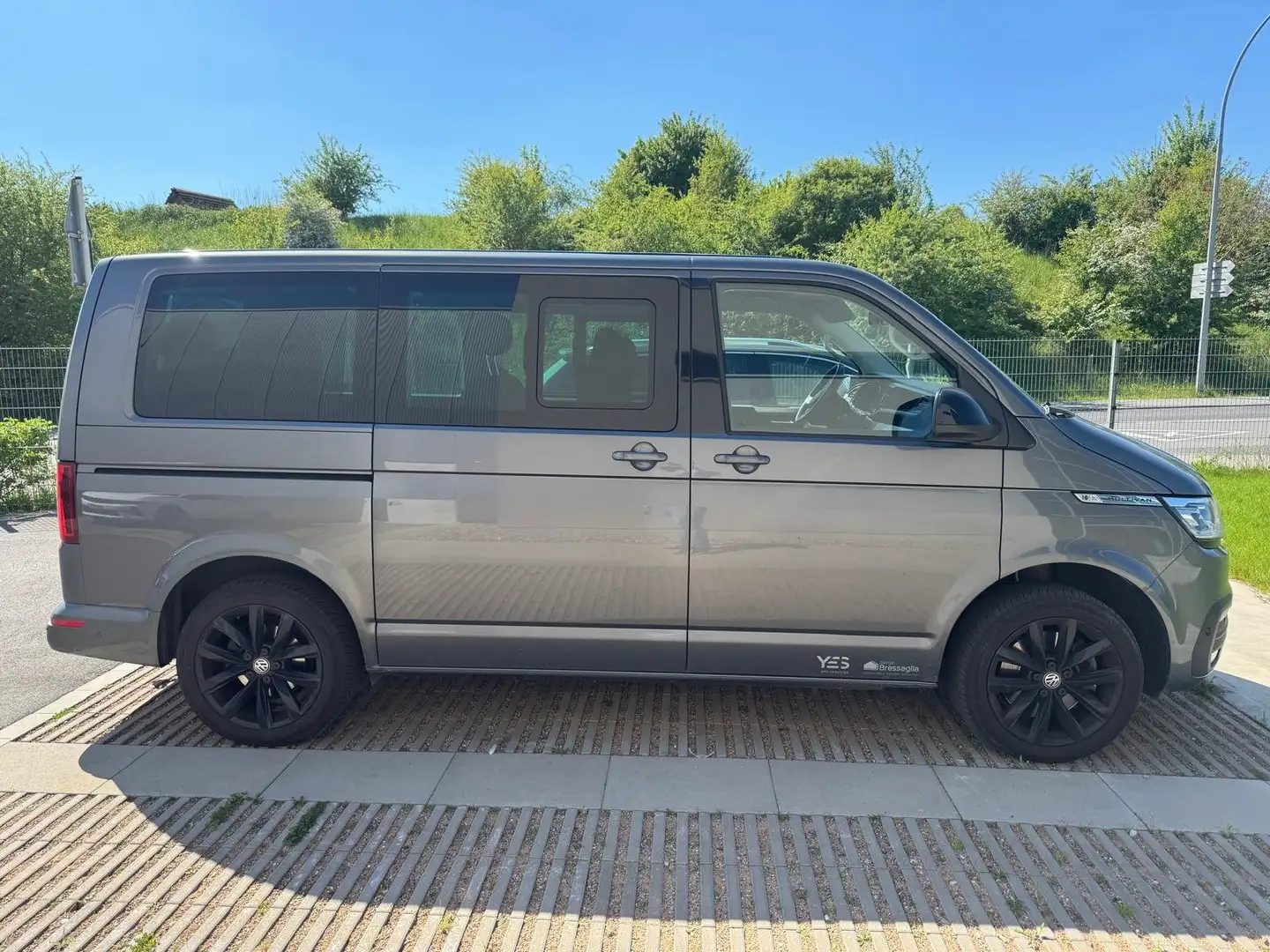 Volkswagen T6.1 Multivan Multivan T6.1 Kurz DSG Exclusive Plateado - 1
