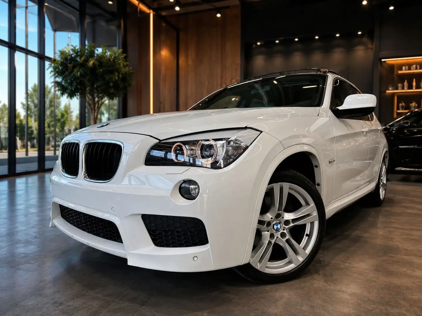 BMW X1 xDrive 2.0 – M-Paket Weiß - 1
