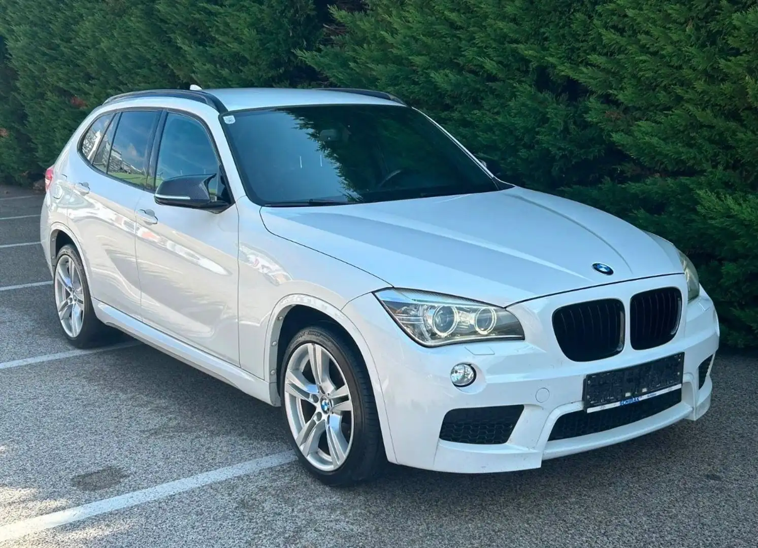 BMW X1 xDrive 2.0 – M-Paket Weiß - 2