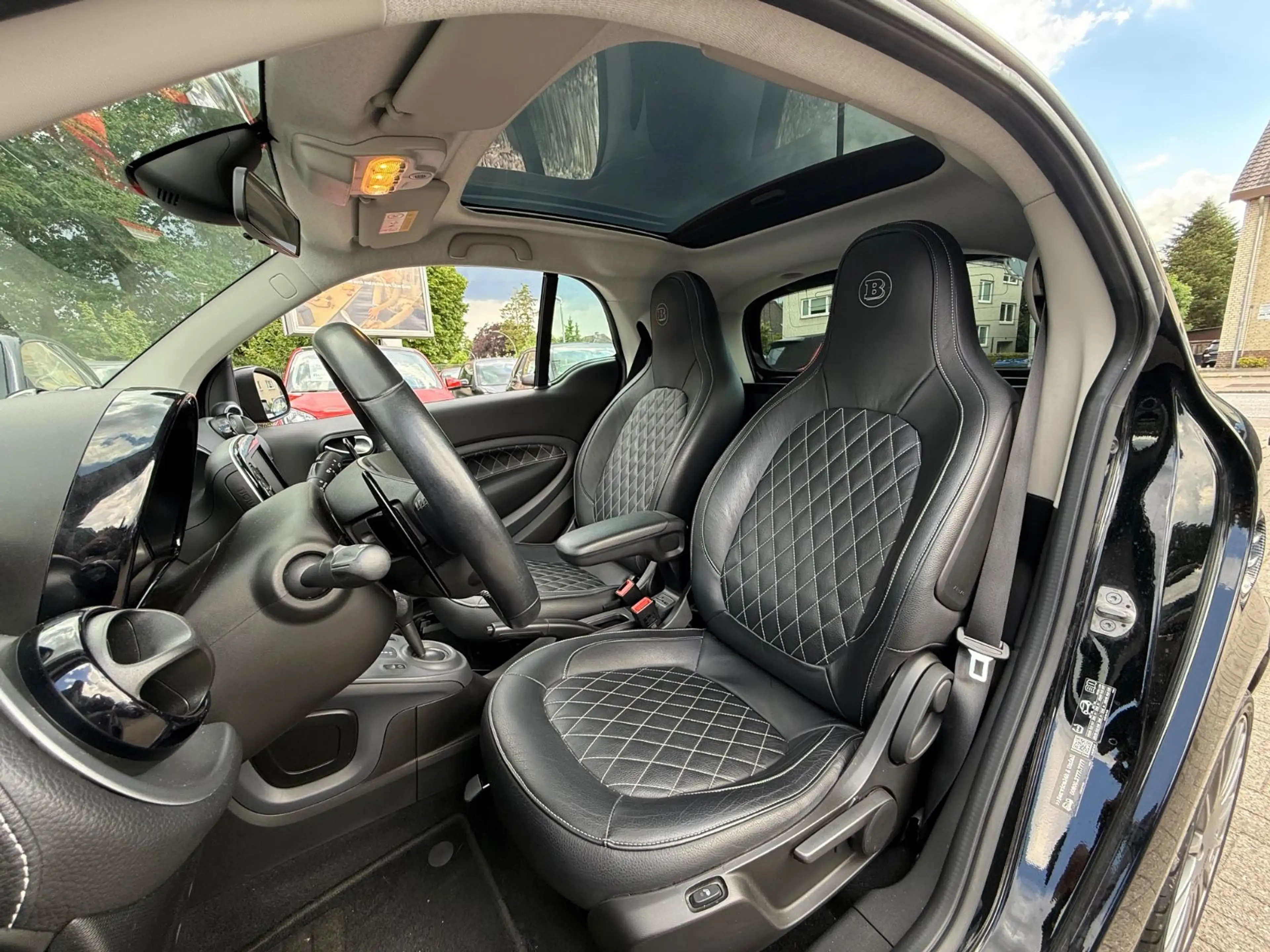 smart forTwo BRABUS XCLUSIVE*NAVI*PANORAMA*KAMERA* — photo 33