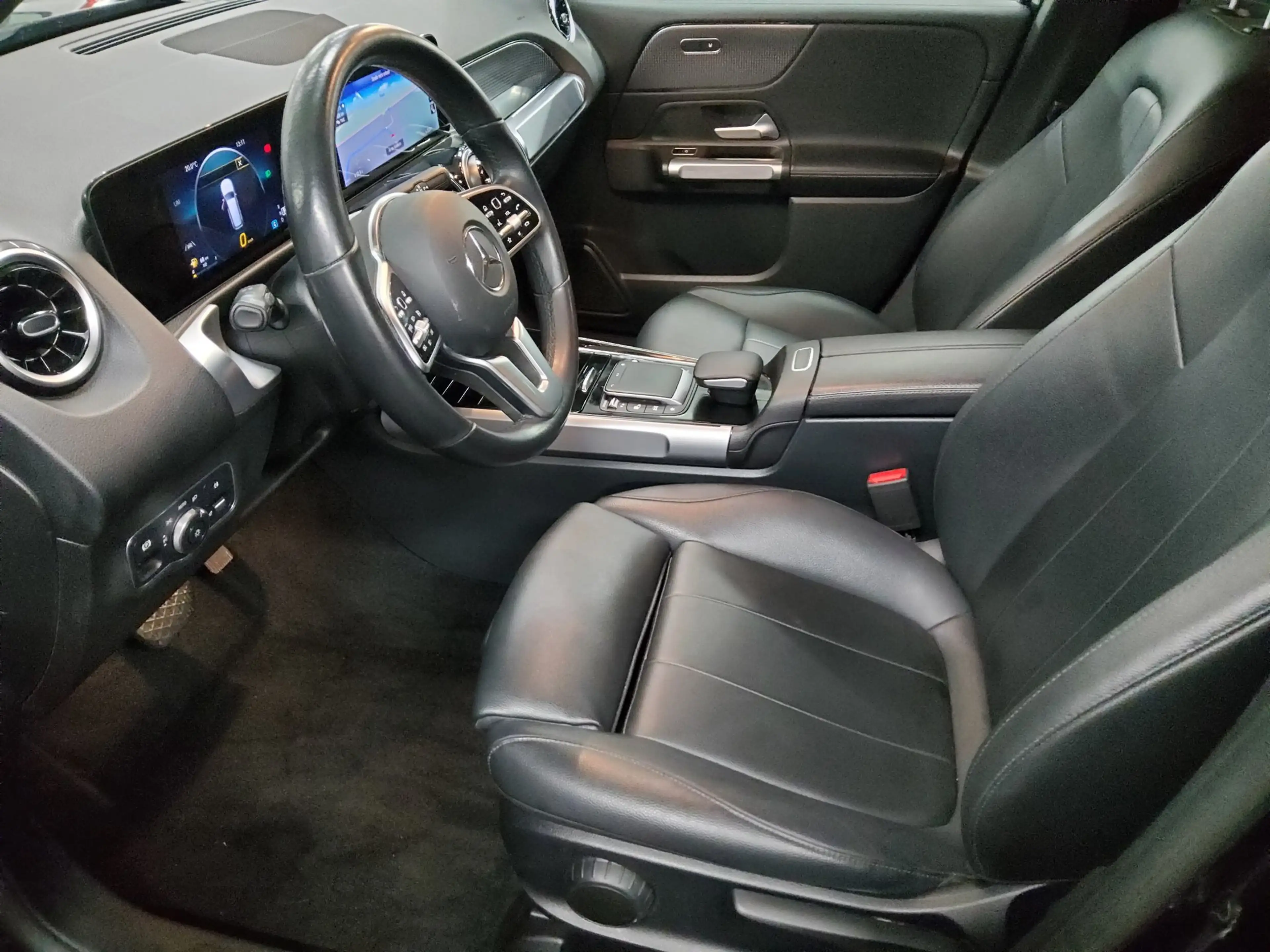 Mercedes-Benz GLB 220 GLB 220 NAVI KLIMA RADIO TEMPO MFL SHZ VC PDC AHK Leder LED RFK — photo 9