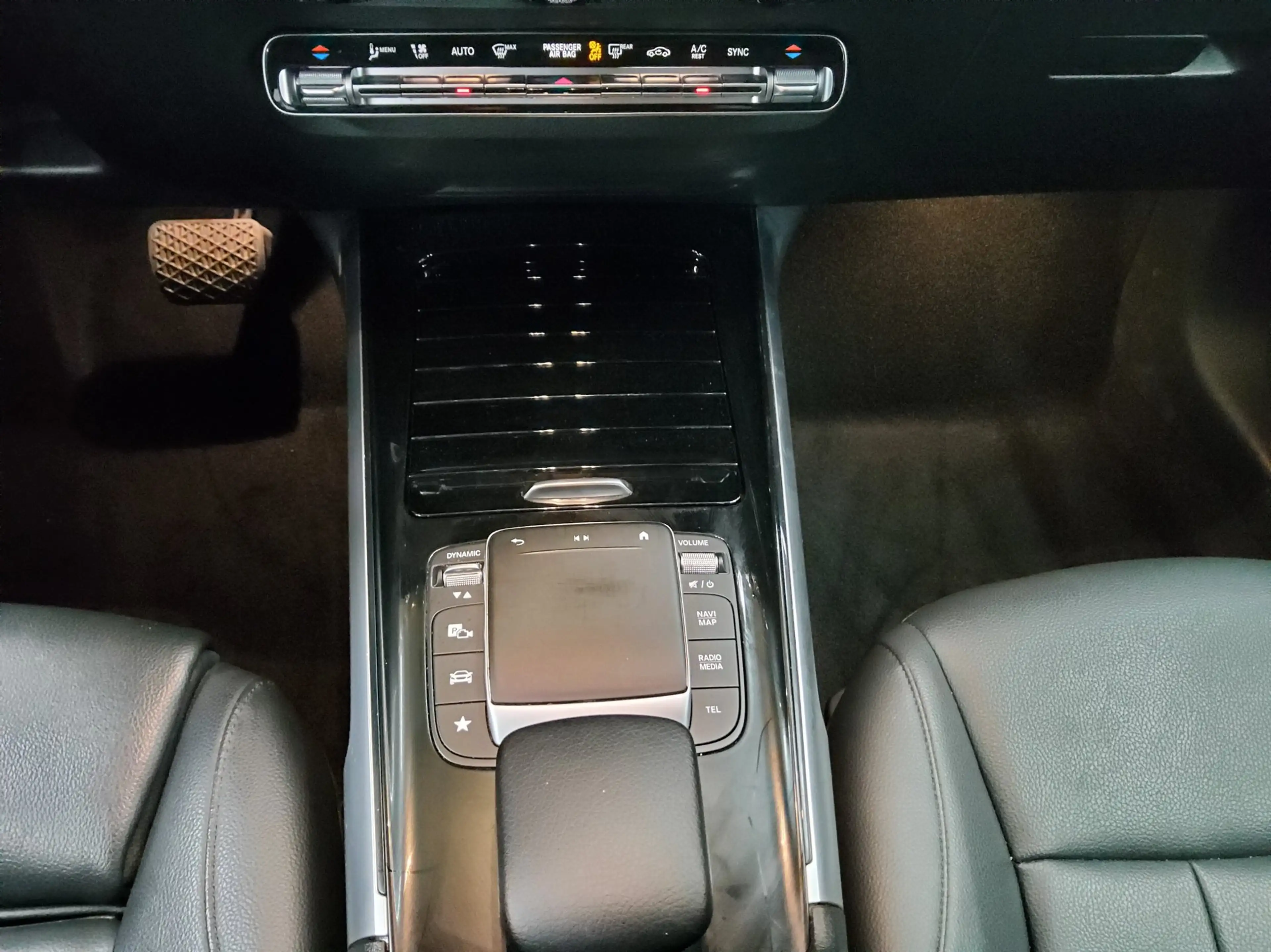 Mercedes-Benz GLB 220 GLB 220 NAVI KLIMA RADIO TEMPO MFL SHZ VC PDC AHK Leder LED RFK — photo 6