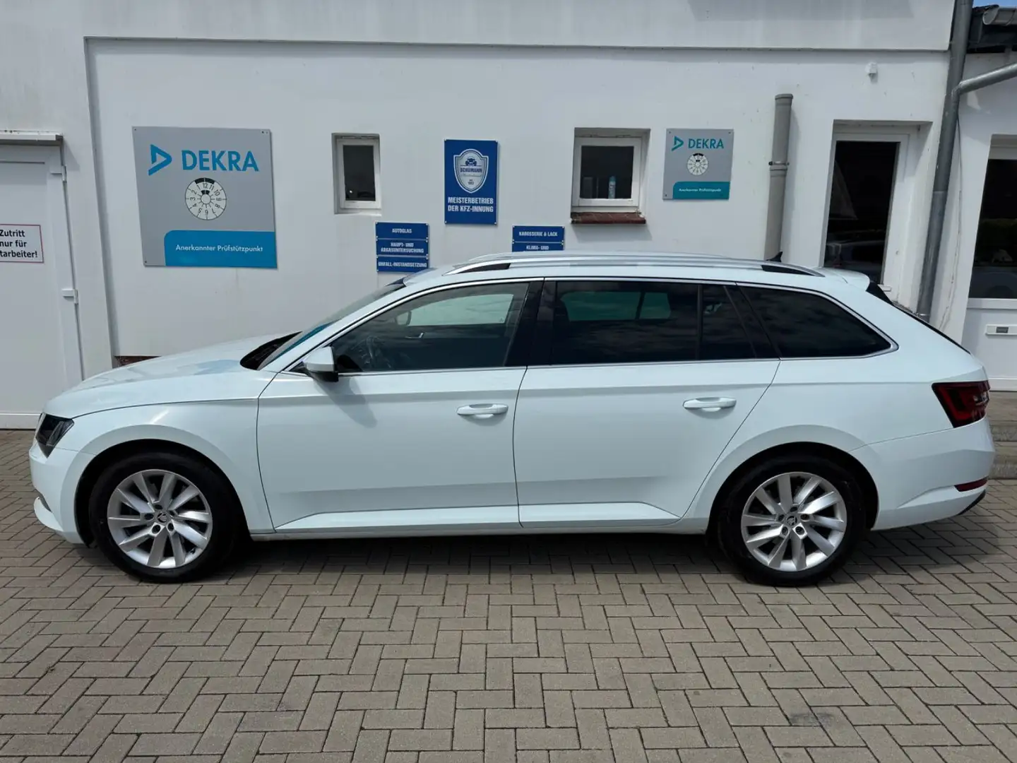 Skoda Superb Combi 2.0 TDI Style 4x4*XENON*LEDER*AHK* Weiß - 2