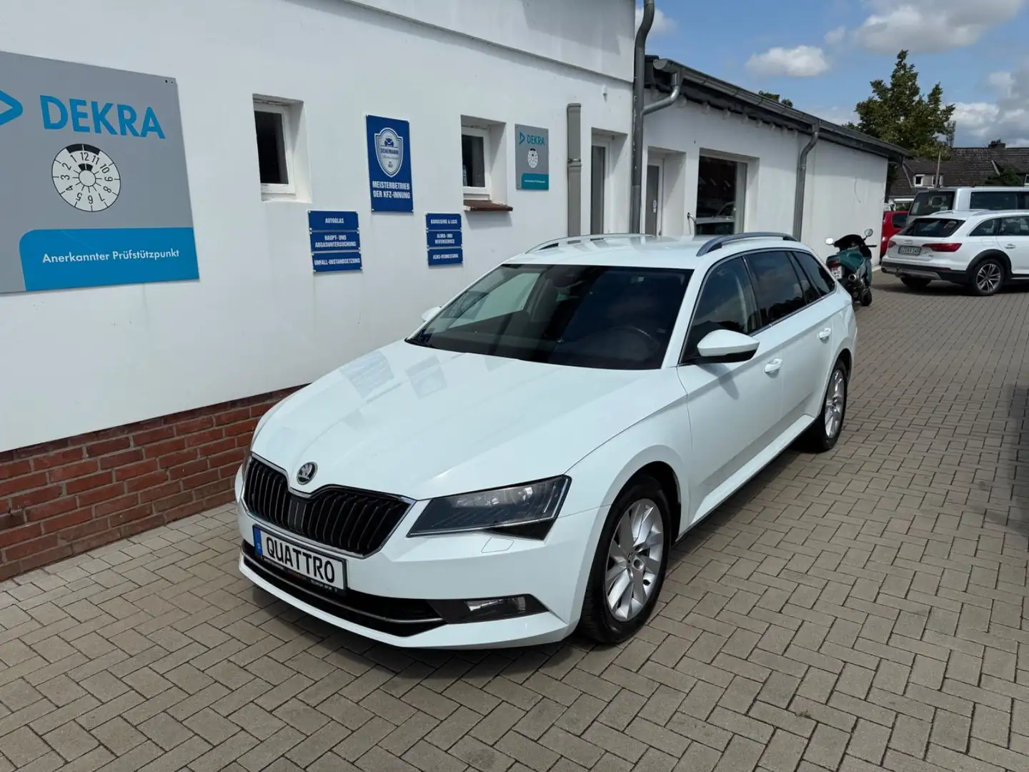 Skoda Superb Combi 2.0 TDI Style 4x4*XENON*LEDER*AHK* Weiß - 1