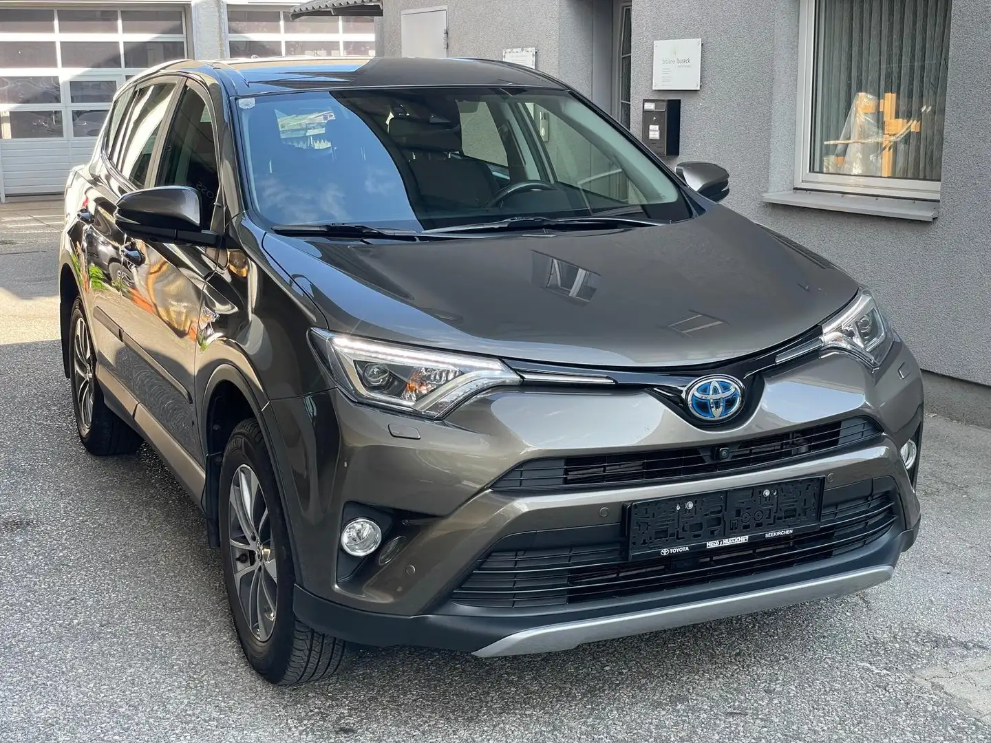Toyota RAV 4 RAV4 Lounge 2,5 Hybrid AWD Braun - 1
