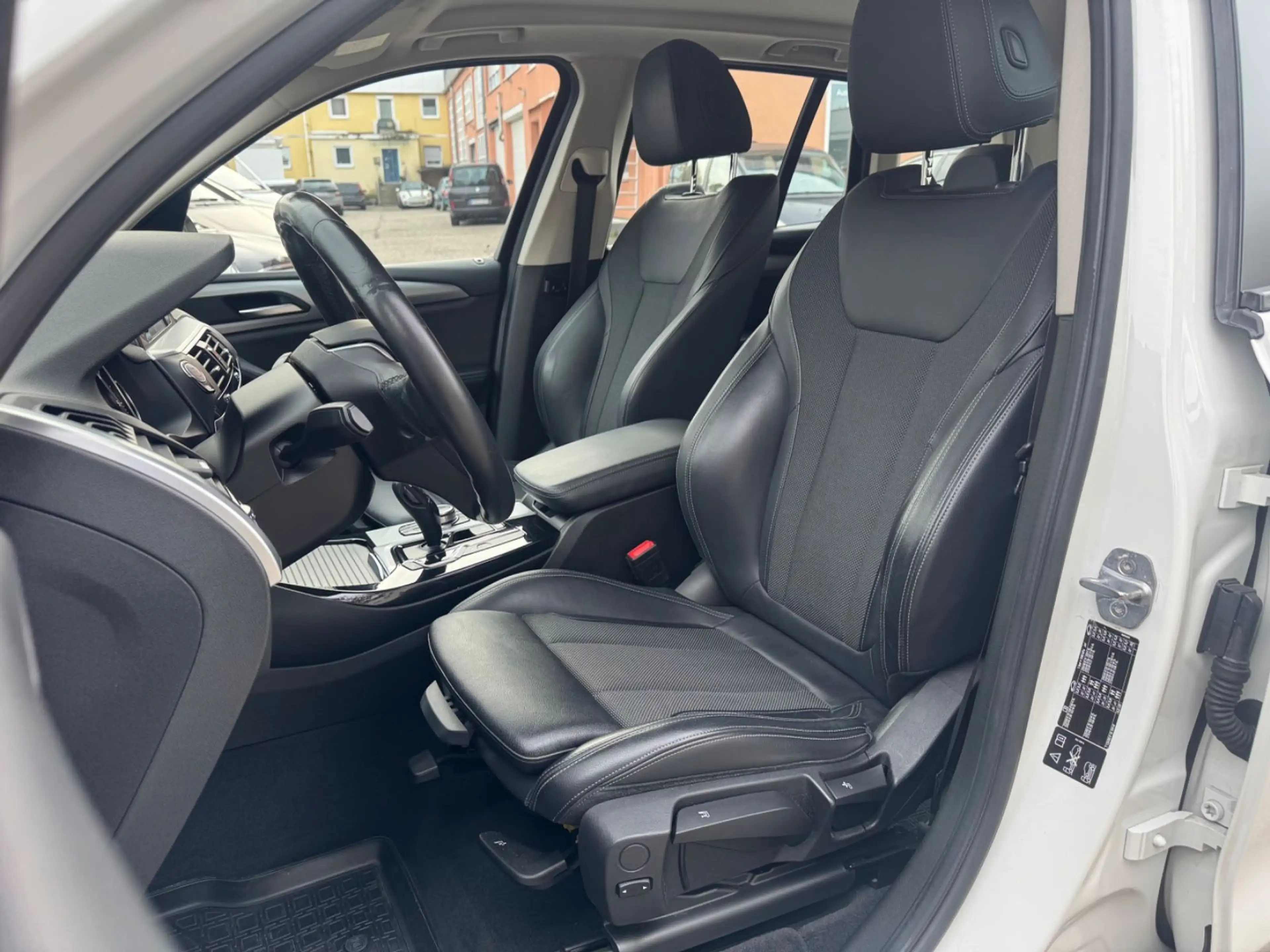 BMW X3 xDrive 20d LED/Navi/Leder/ACC/Kam/AHK/SZH/DAB — photo 4