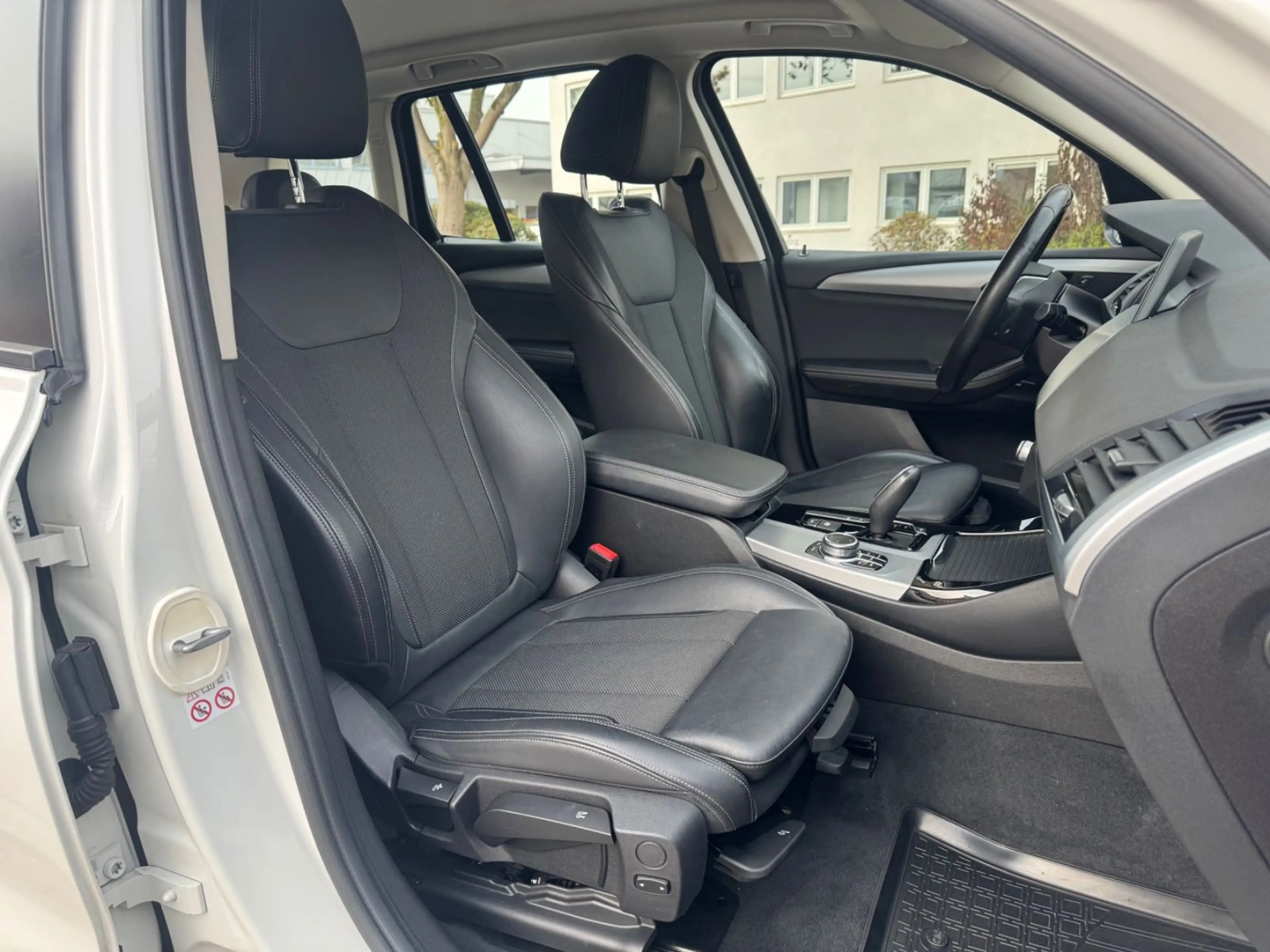 BMW X3 xDrive 20d LED/Navi/Leder/ACC/Kam/AHK/SZH/DAB — photo 6