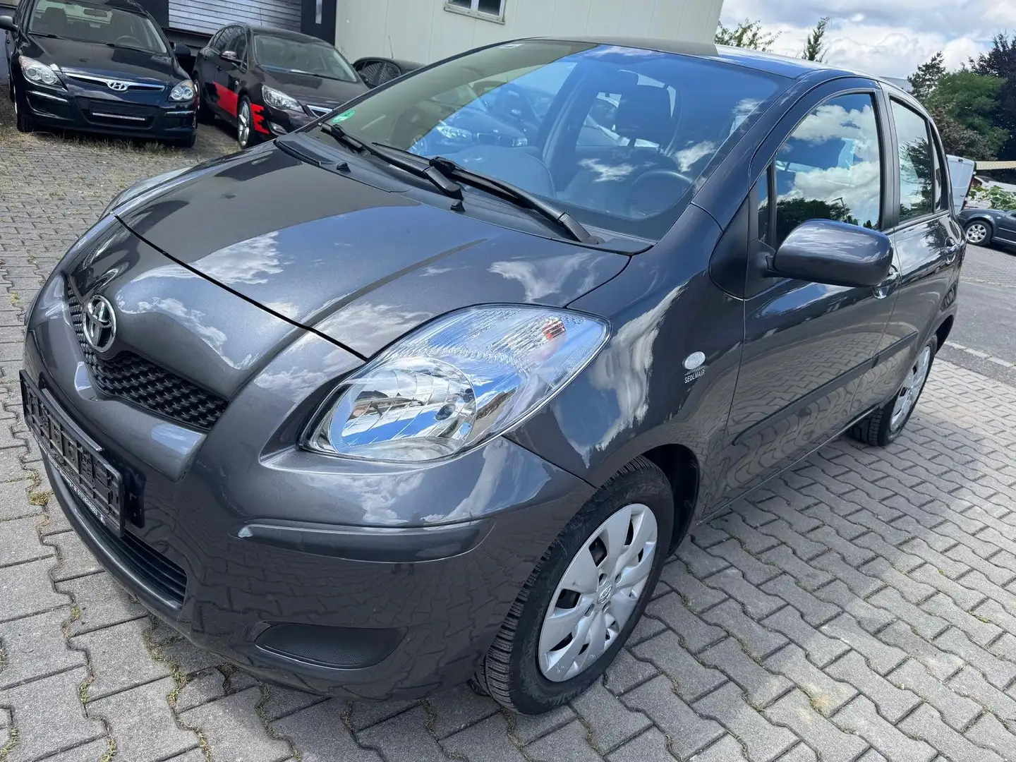 Toyota Yaris Sol Grau - 2