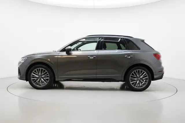 Audi Q3 view 4