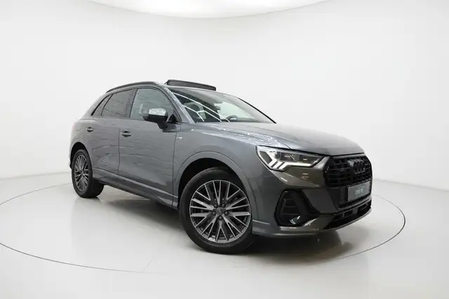 Audi Q3 view 3