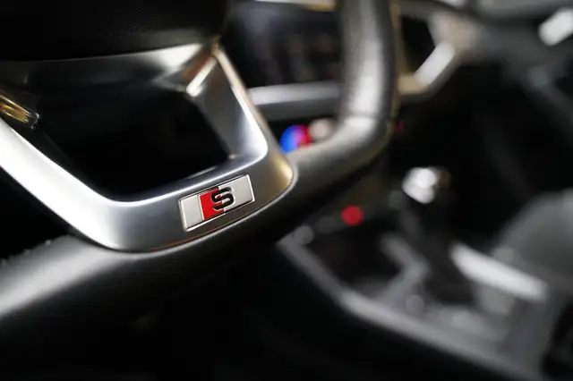 Audi Q3 view 20