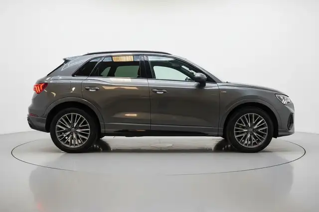 Audi Q3 view 5