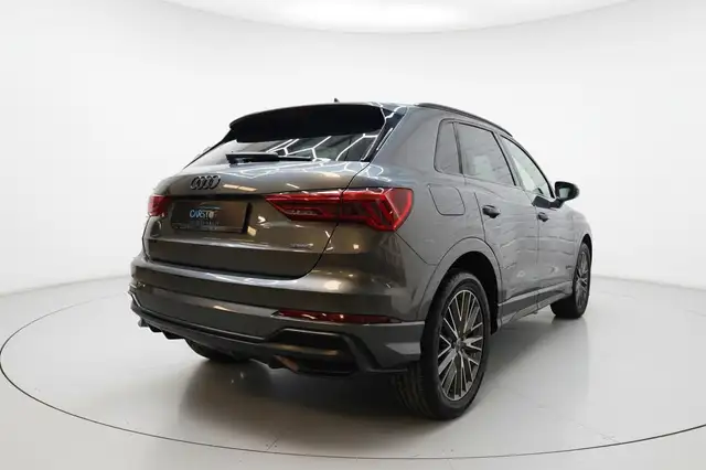 Audi Q3 view 25