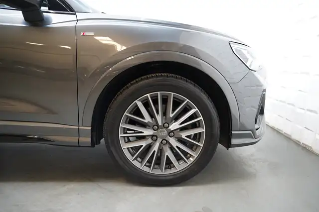 Audi Q3 view 10