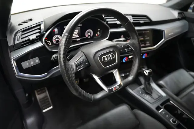 Audi Q3 view 30