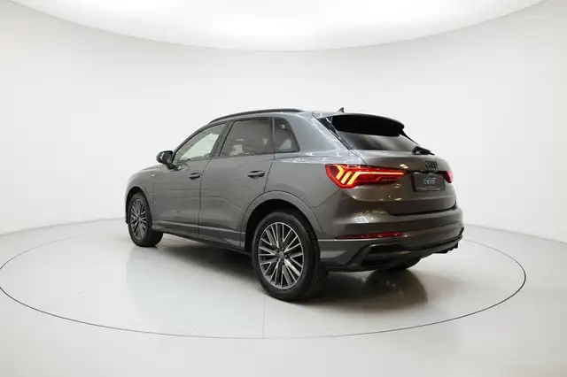 Audi Q3 view 8