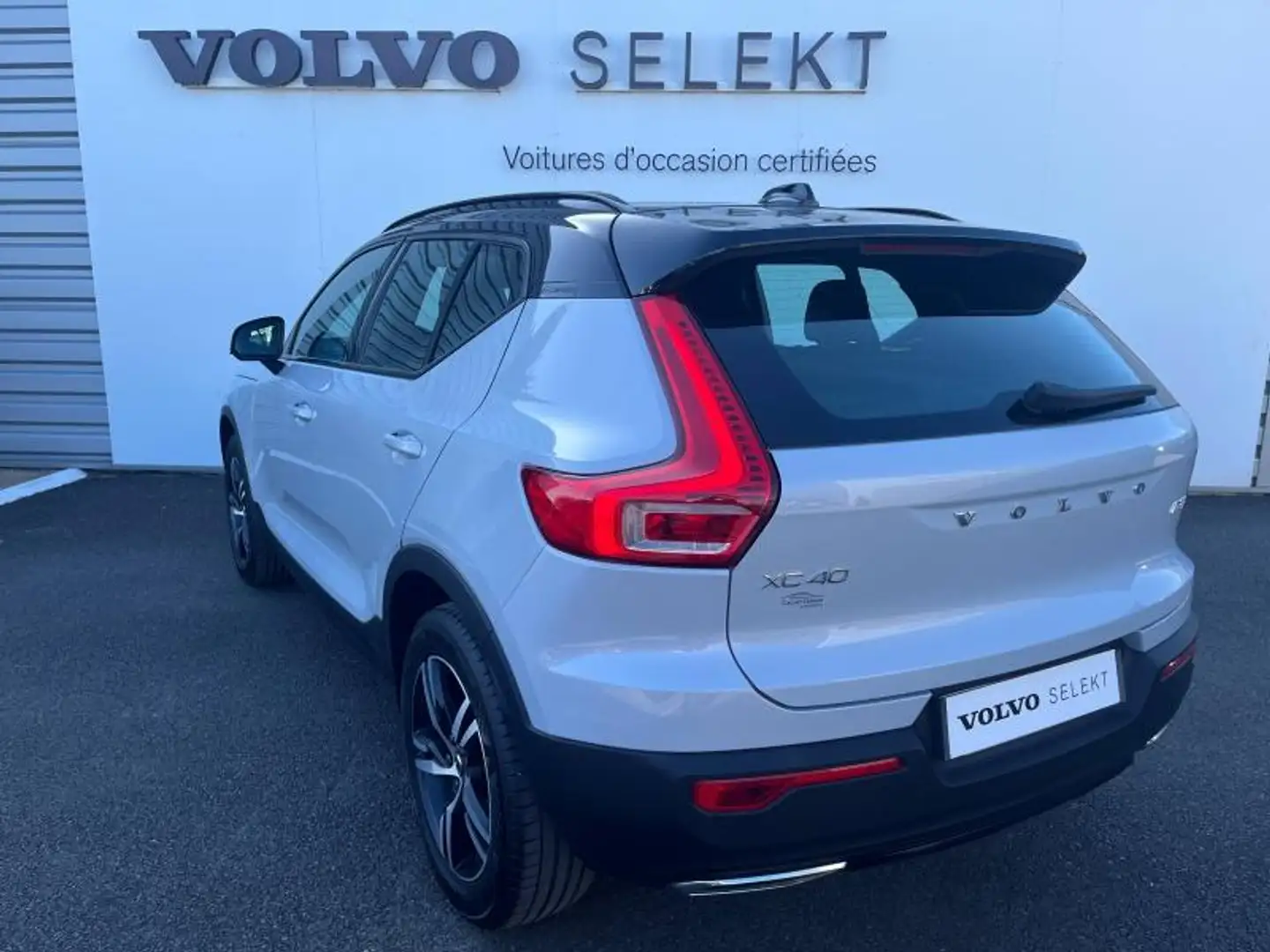 Volvo XC40 D3 AdBlue 150ch R-Design Geartronic 8 Gris - 2