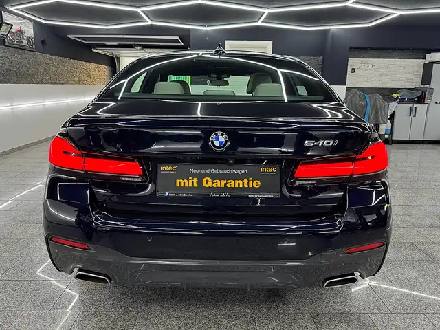 BMW 5 Series view 9