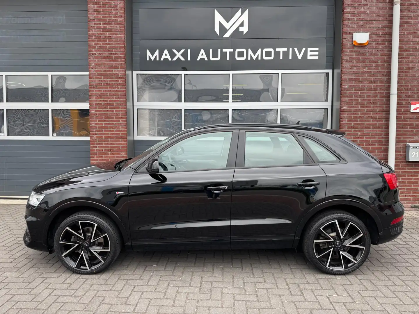 Audi Q3 1.4 TFSI S-Tronic S-Line LED Navi Keyless PDC Crui Zwart - 2