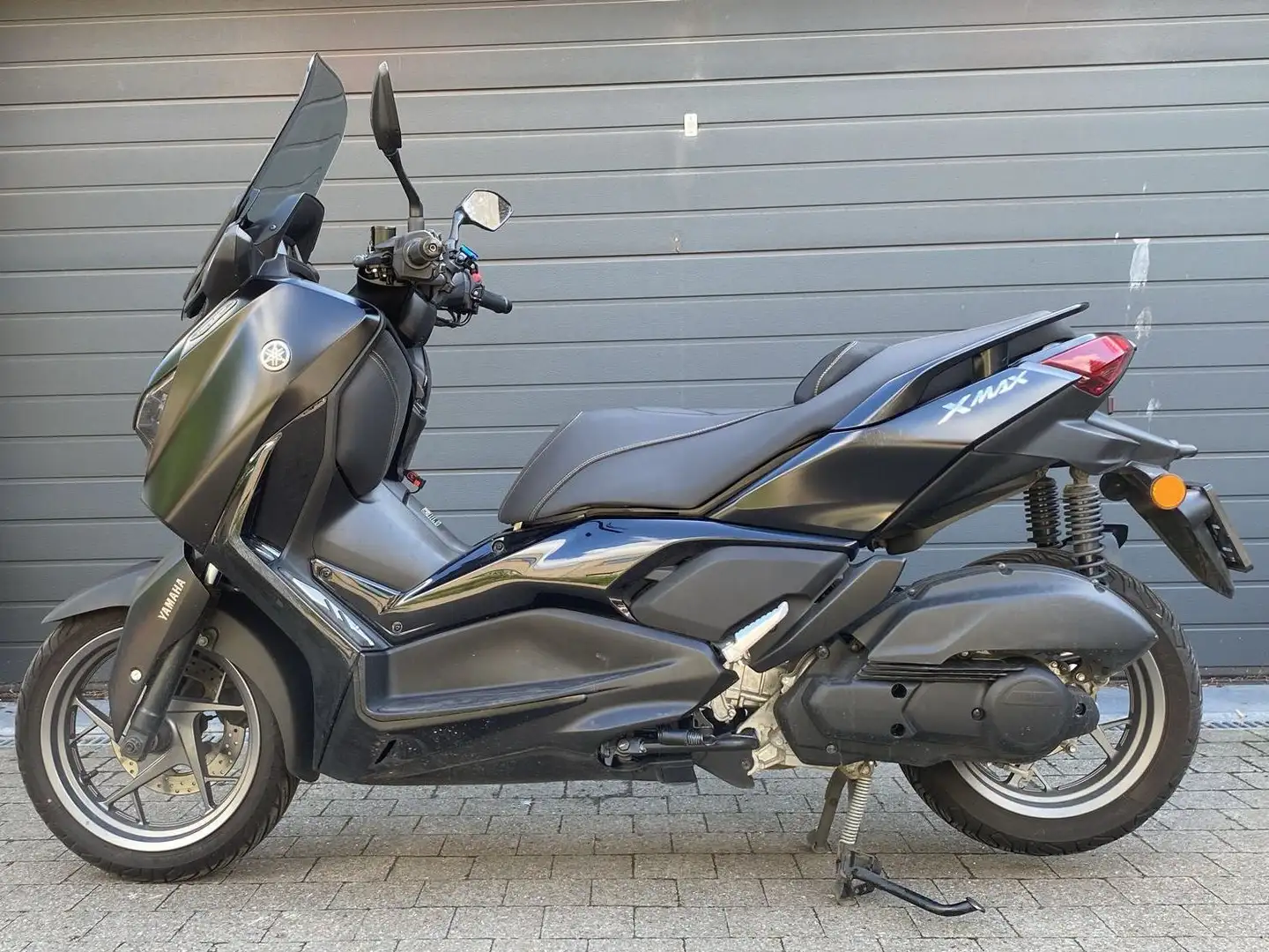 Yamaha X-Max 125 Tech MAX pack Fekete - 1