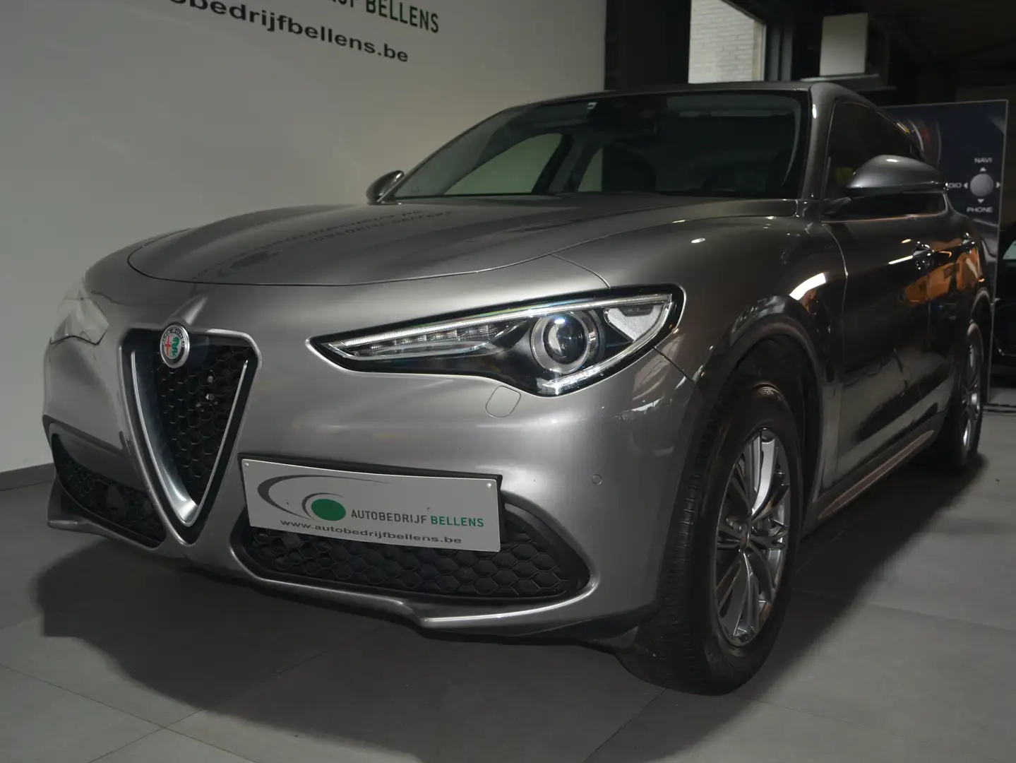 Alfa Romeo Stelvio Stelvio 2.0 Turbo 16V AT8-Q4 Super NAVI + CAM Grijs - 2