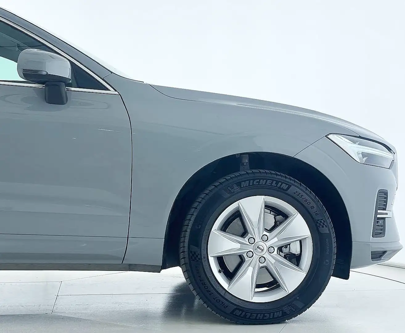 Volvo XC60 B4 (d) automatico Core Grigio - 2