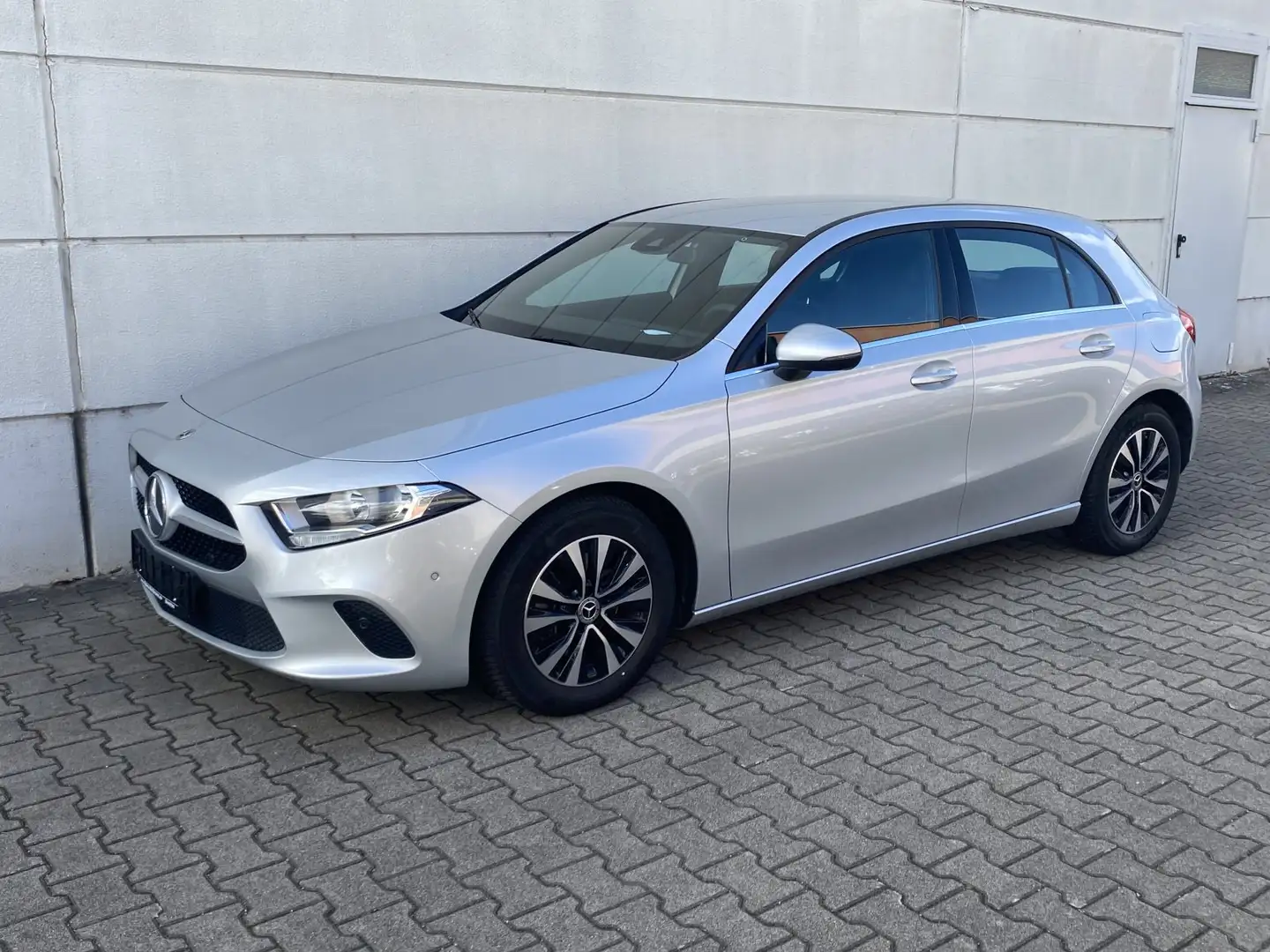 Mercedes-Benz A 200 Business RKam TLeder Shz DAB CarPlay AndAuto Silber - 2