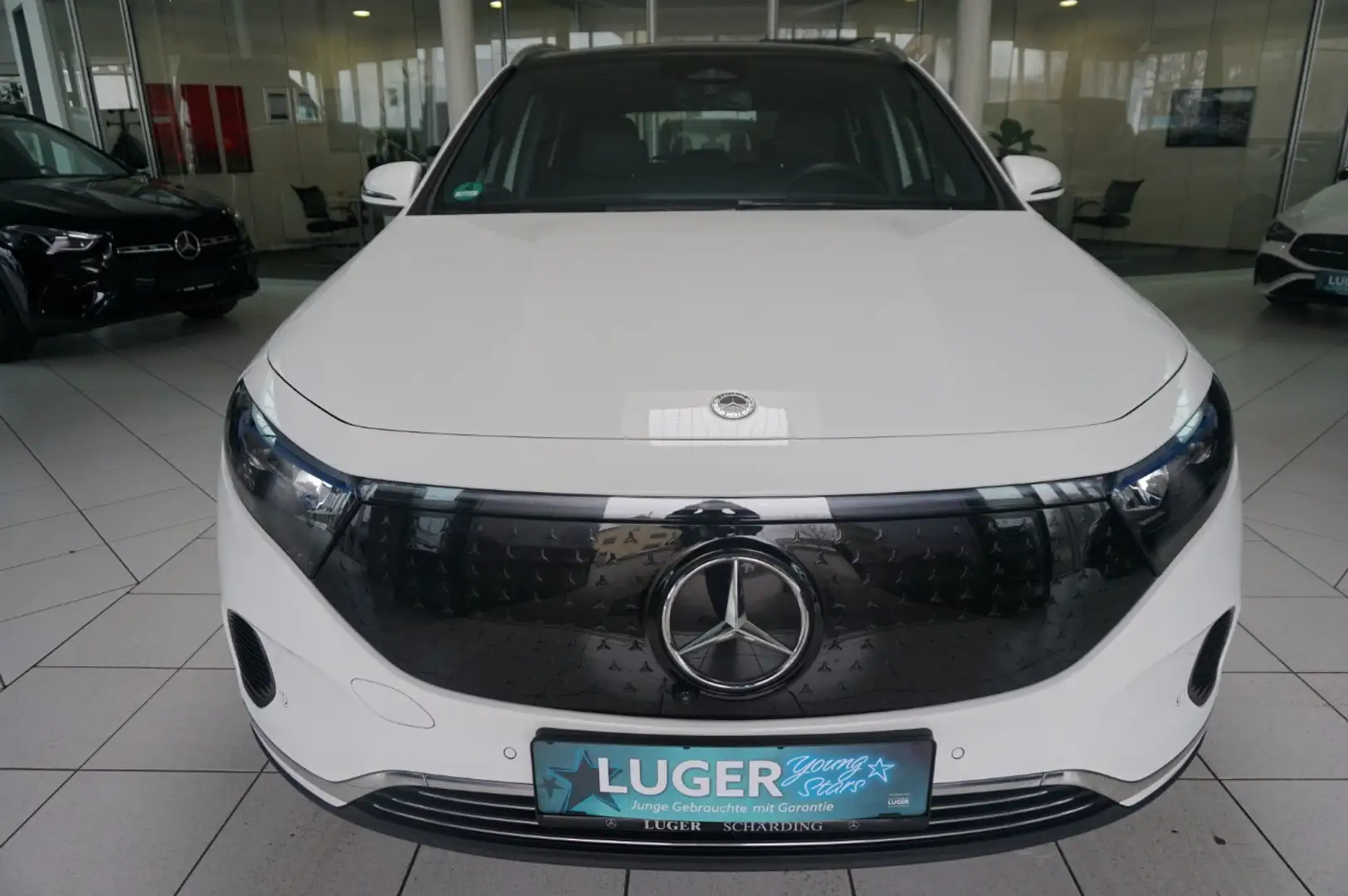 Mercedes-Benz EQA 300 4MATIC KeyGo PTS Shz LED Ambi eHeck Pano Weiß - 2