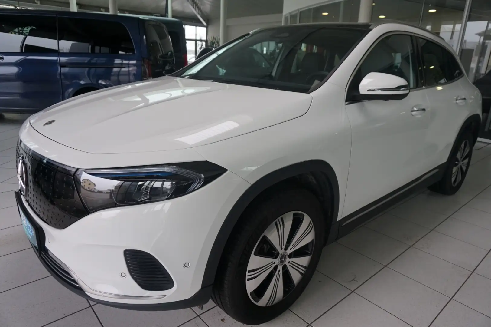 Mercedes-Benz EQA 300 4MATIC KeyGo PTS Shz LED Ambi eHeck Pano Weiß - 1