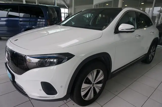 Mercedes-Benz EQA 300 4MATIC KeyGo PTS Shz LED Ambi eHeck Pano