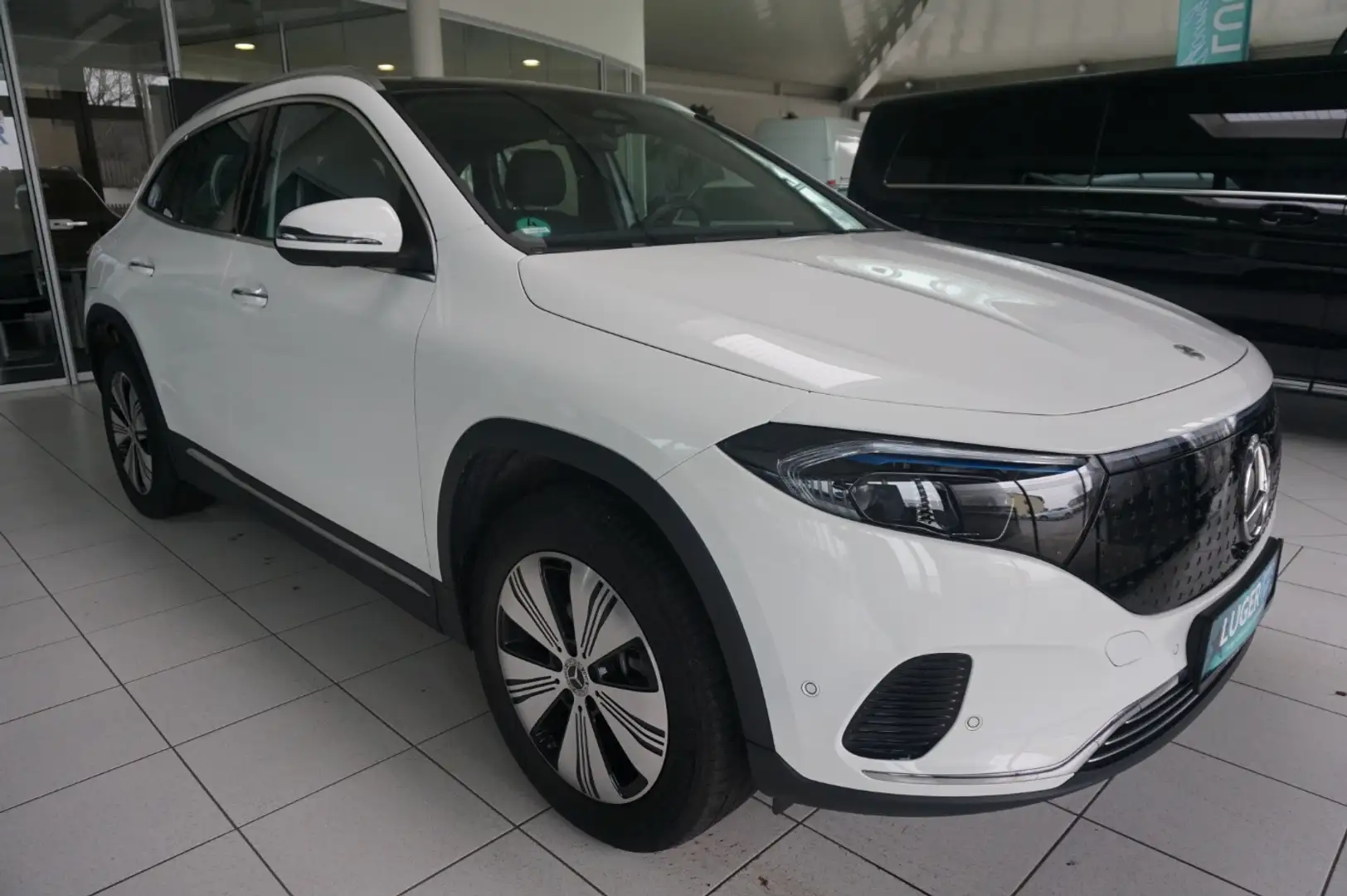 Mercedes-Benz EQA 300 4MATIC KeyGo PTS Shz LED Ambi eHeck Pano Weiß - 1