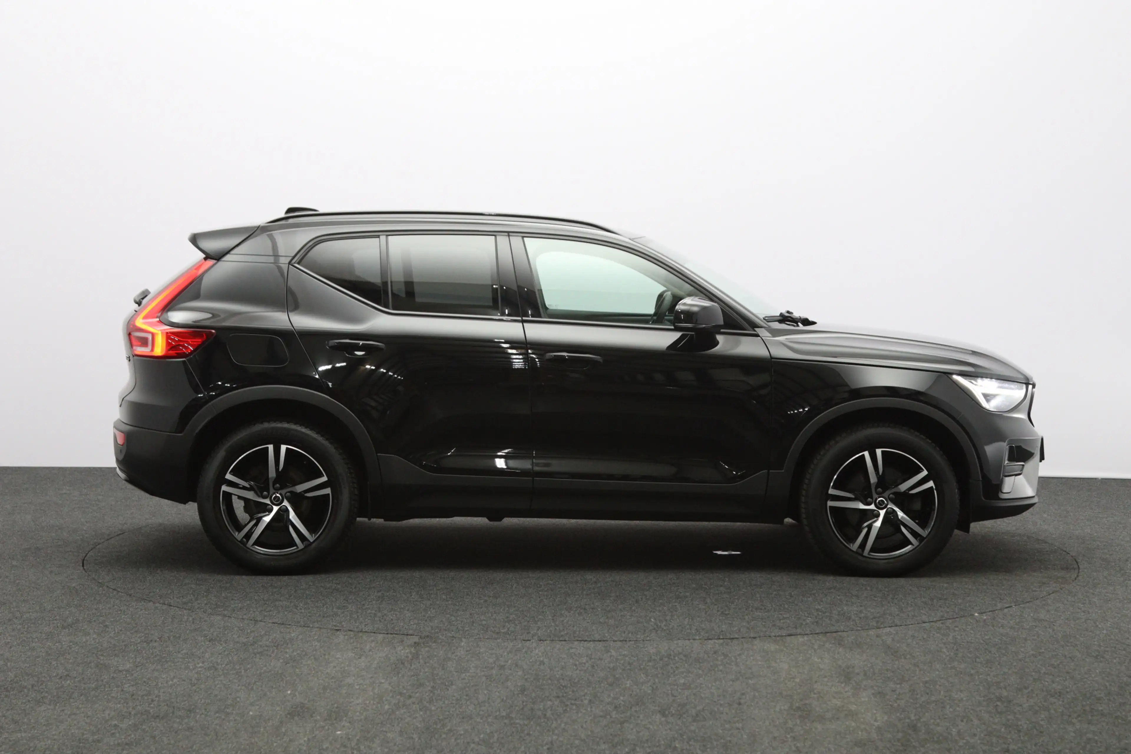 Volvo XC40 2.0 B3 164 PK Plus Dark, 4-Cilinder, Harman/Kardon — photo 13