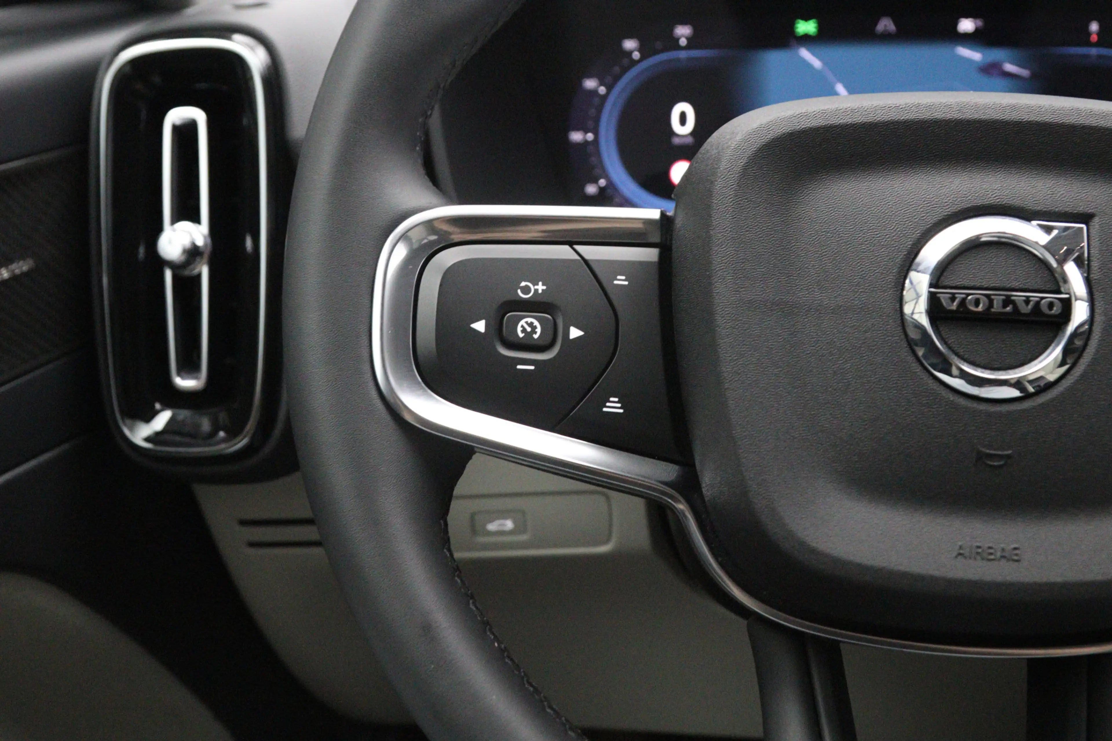 Volvo XC40 2.0 B3 164 PK Plus Dark, 4-Cilinder, Harman/Kardon — photo 27
