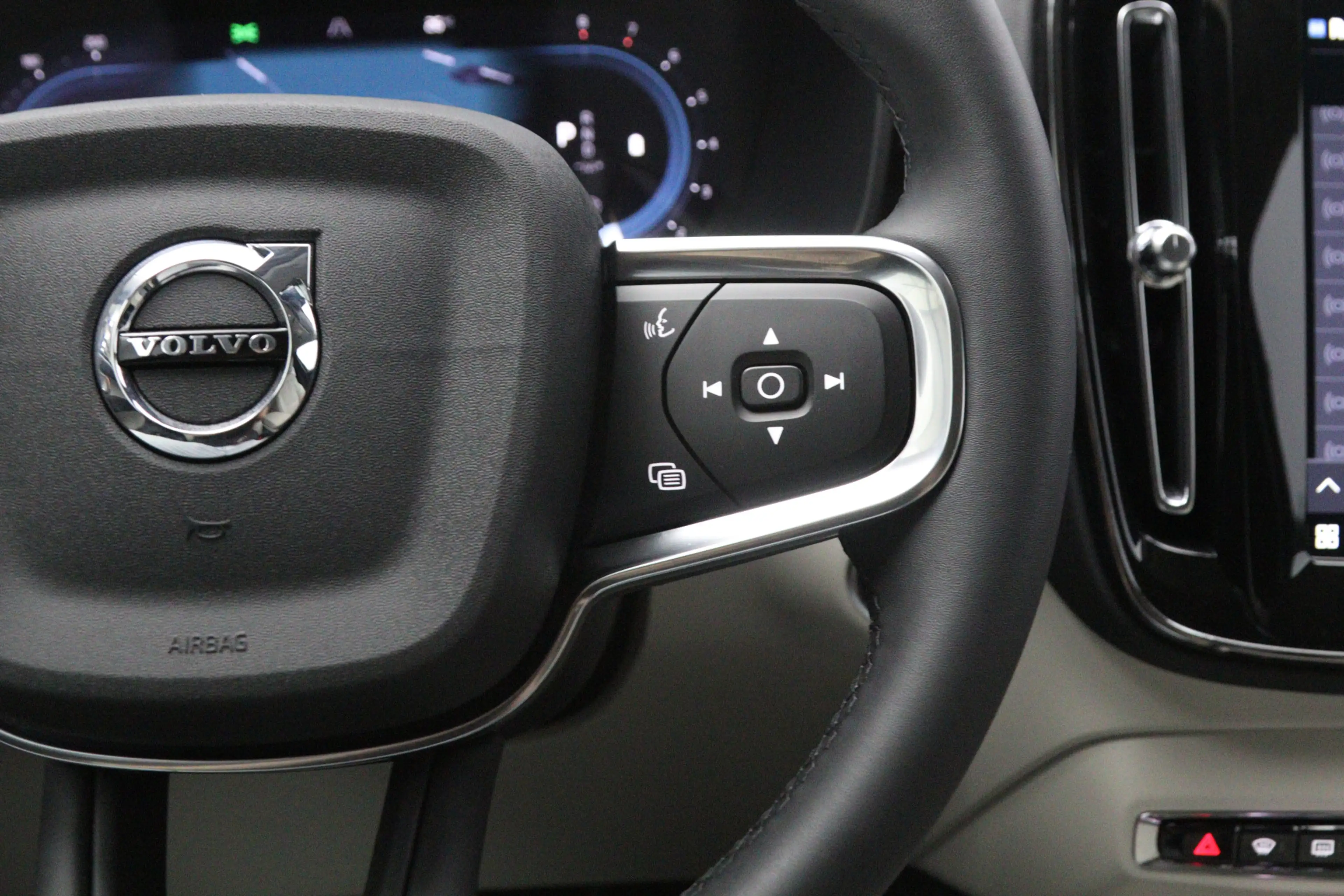 Volvo XC40 2.0 B3 164 PK Plus Dark, 4-Cilinder, Harman/Kardon — photo 26