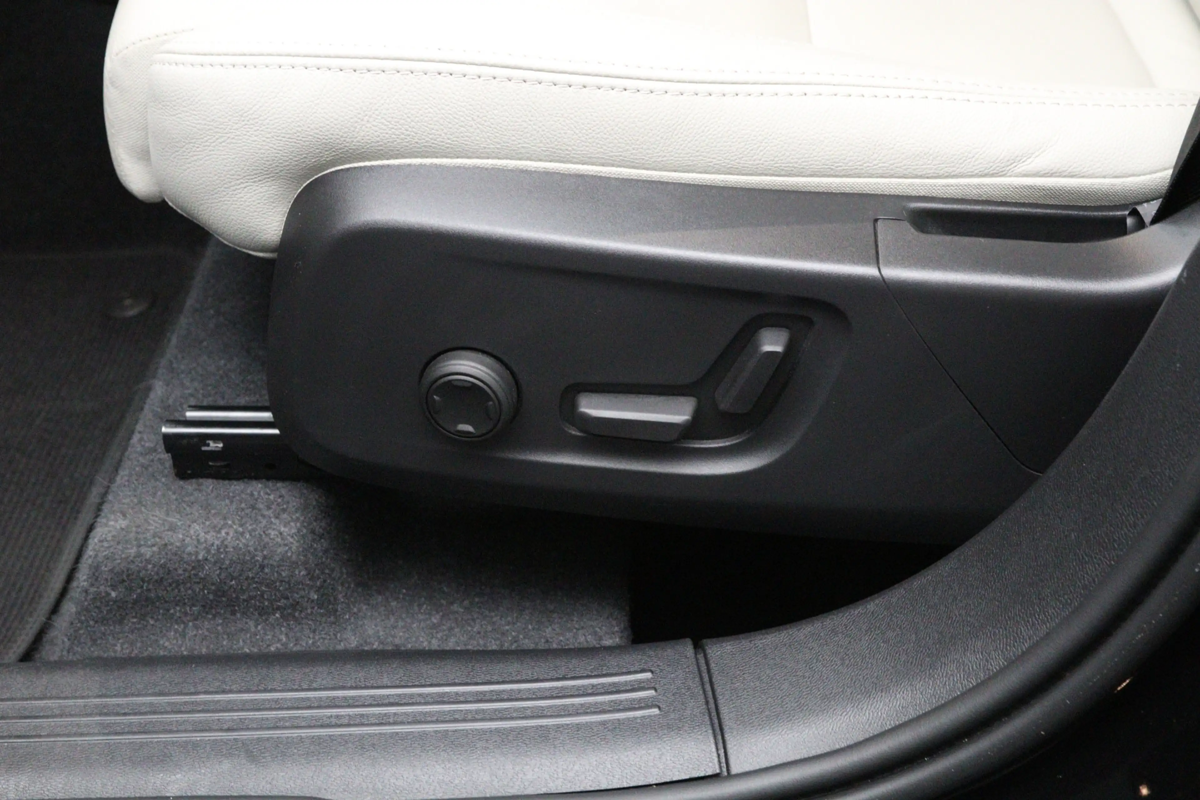 Volvo XC40 2.0 B3 164 PK Plus Dark, 4-Cilinder, Harman/Kardon — photo 33