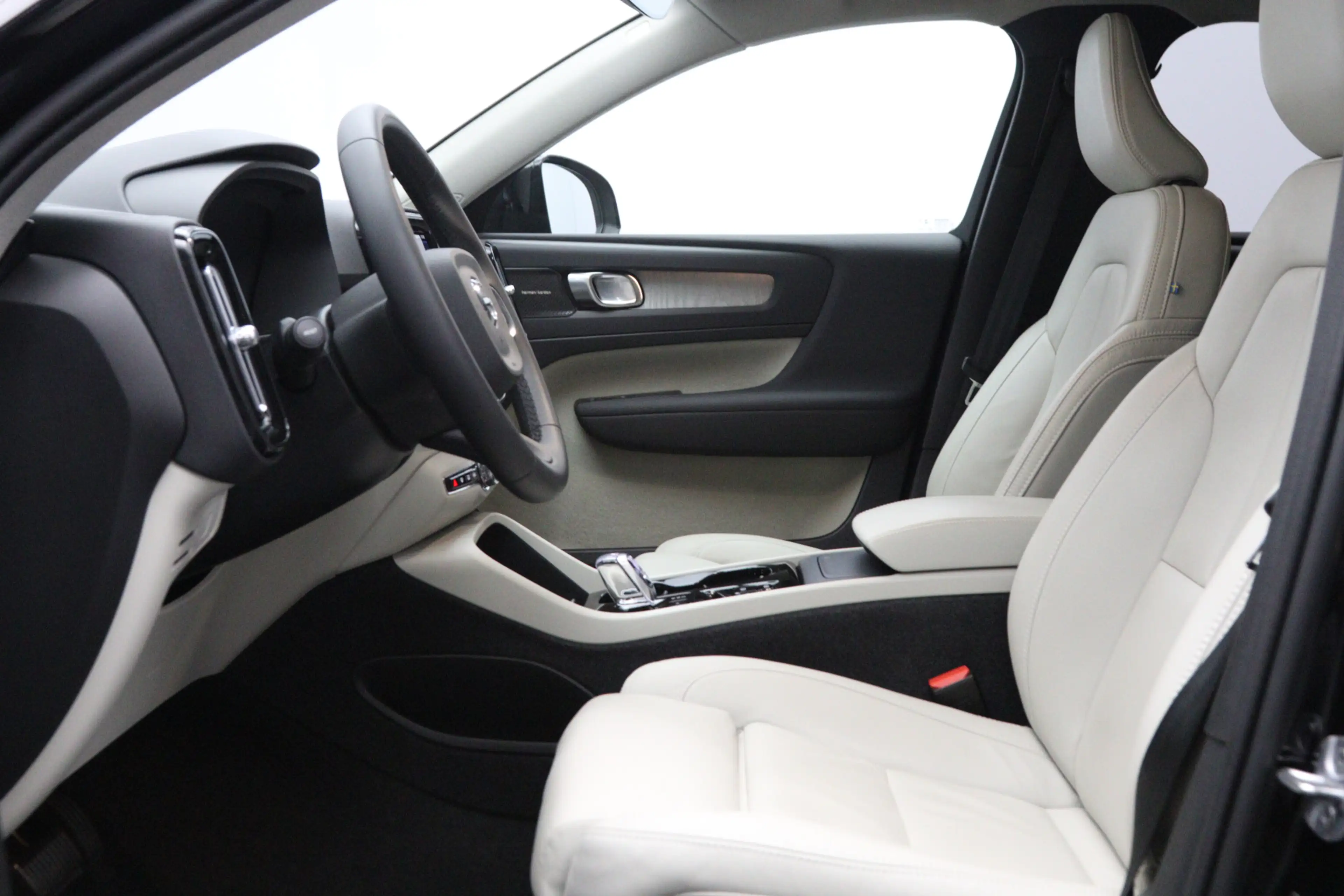 Volvo XC40 2.0 B3 164 PK Plus Dark, 4-Cilinder, Harman/Kardon — photo 3