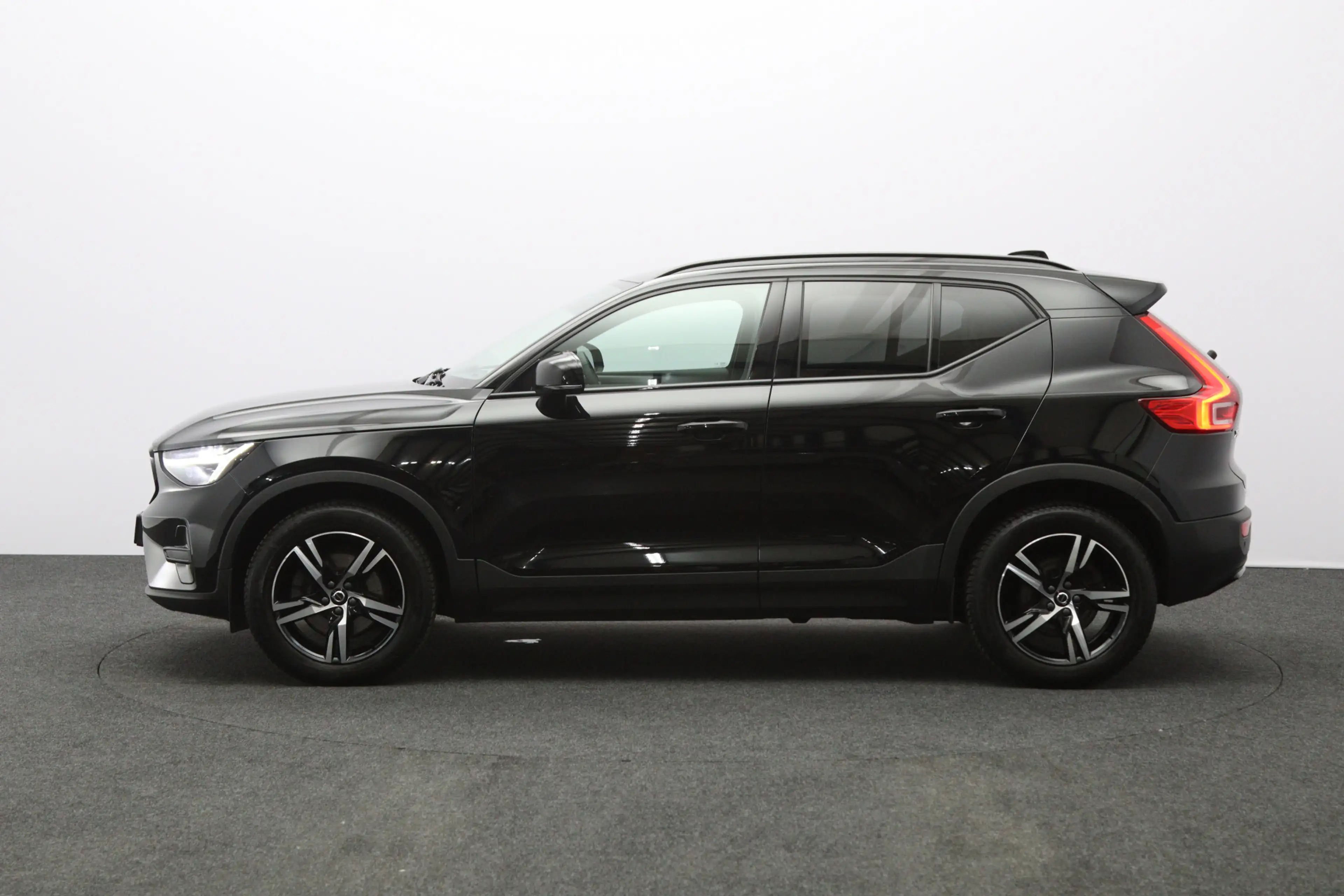 Volvo XC40 2.0 B3 164 PK Plus Dark, 4-Cilinder, Harman/Kardon — photo 6