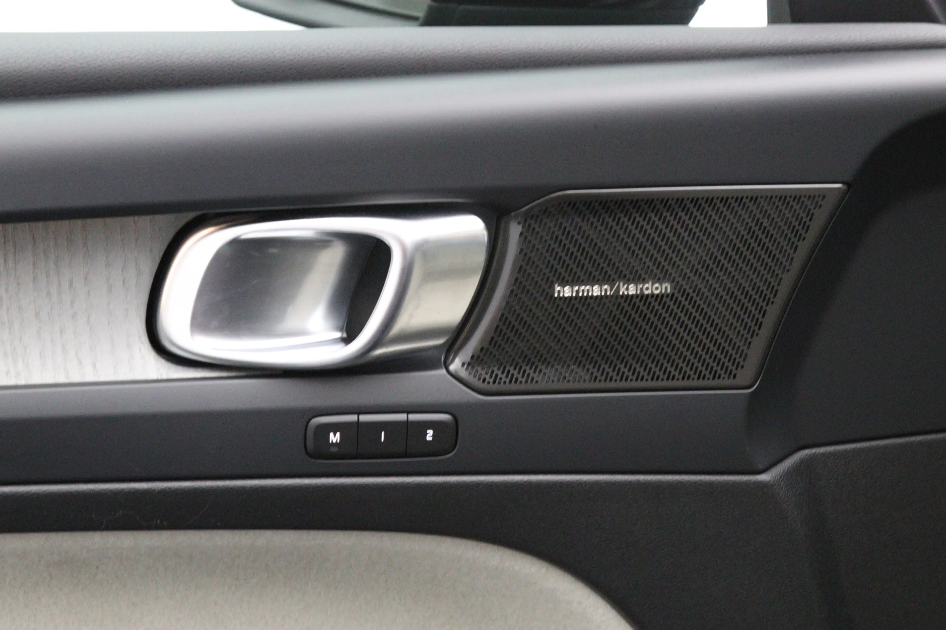 Volvo XC40 2.0 B3 164 PK Plus Dark, 4-Cilinder, Harman/Kardon — photo 16