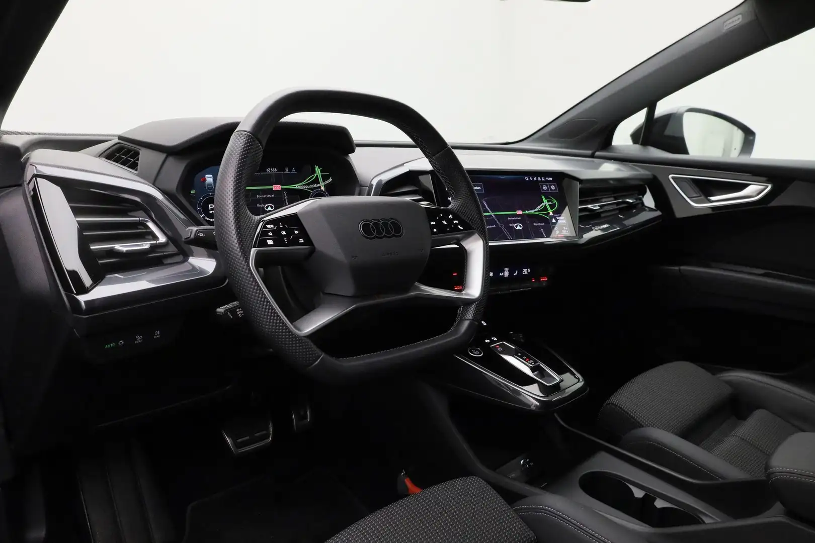 Audi Q4 e-tron 40 S edition 77 kWh 204 pk / S-Line | Matrix LED | Zwart - 2