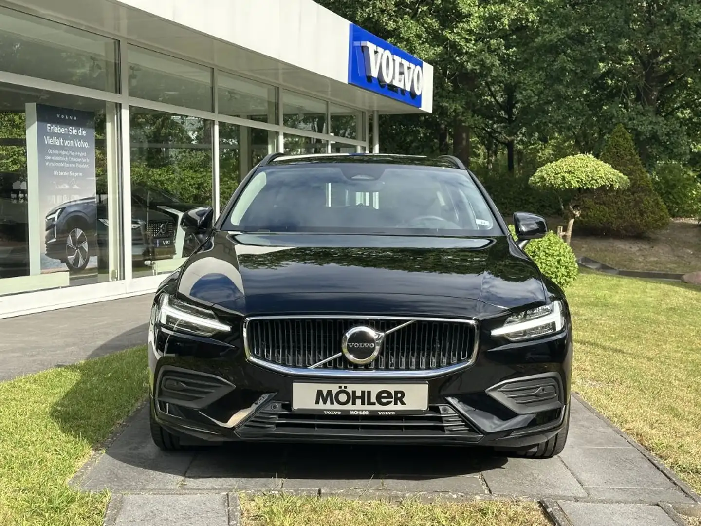 Volvo V60 B3 B DKG Core Schwarz - 2