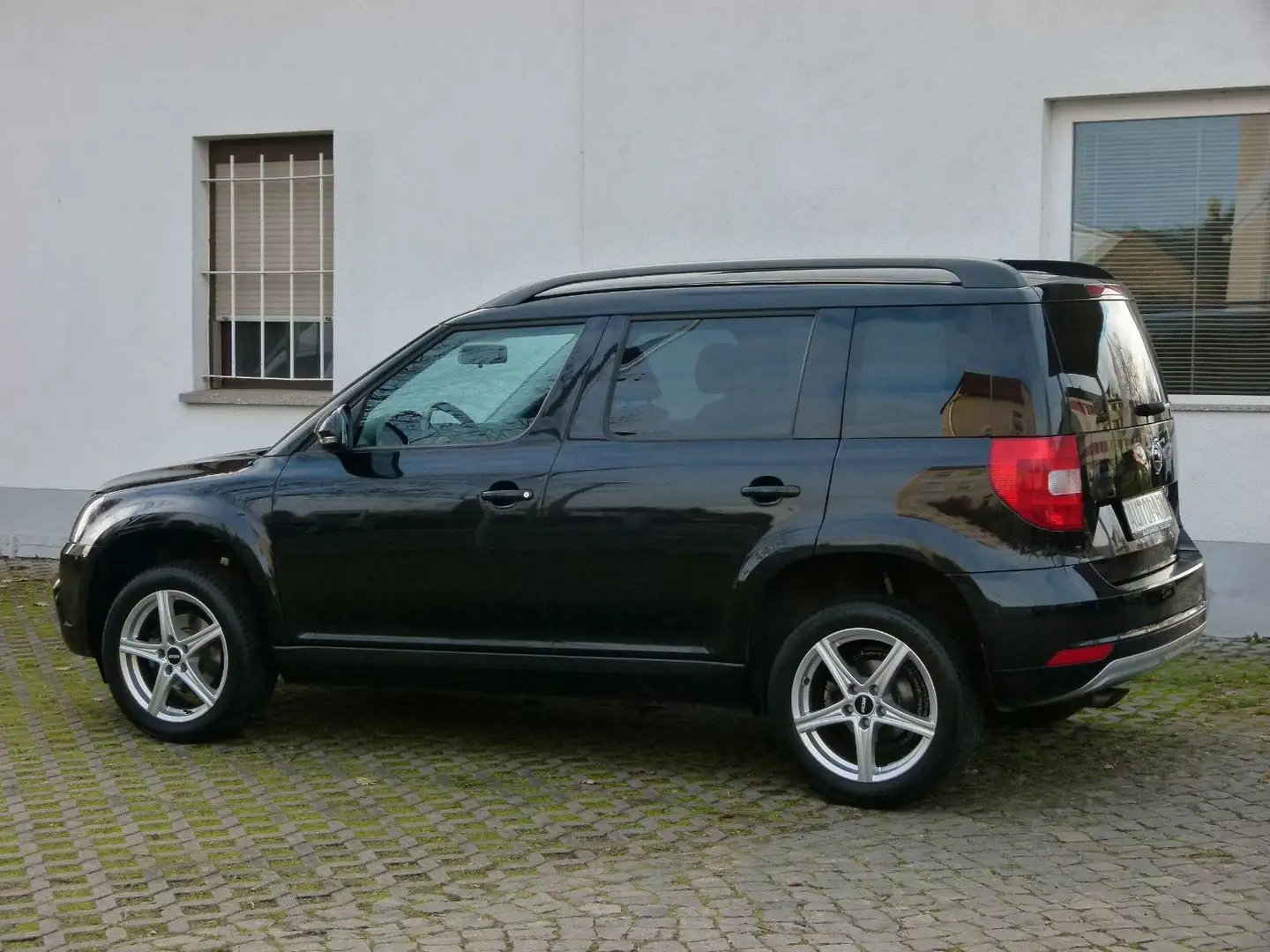 Skoda Yeti TSI 1.Hand Klima Allwetter HU 2027+GARANTIE Schwarz - 2
