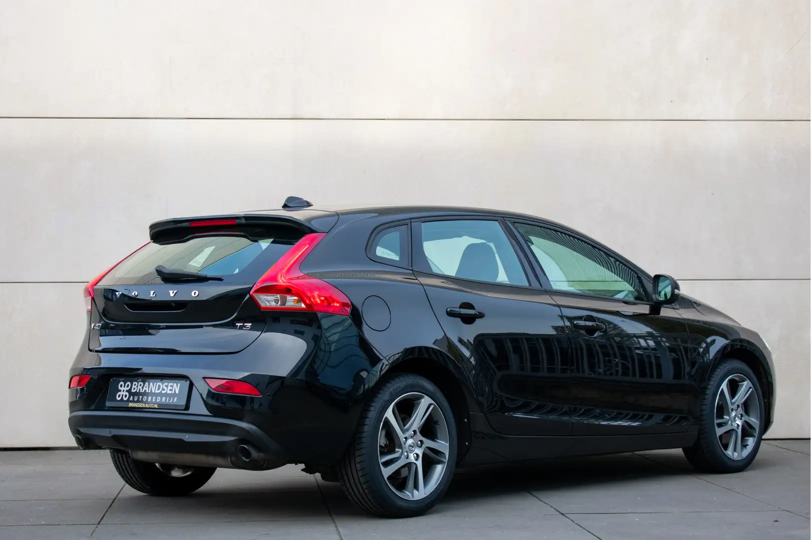 Volvo V40 2.0 T3 Momentum LED-Navi-Stoel verw.-17"- Noir - 2